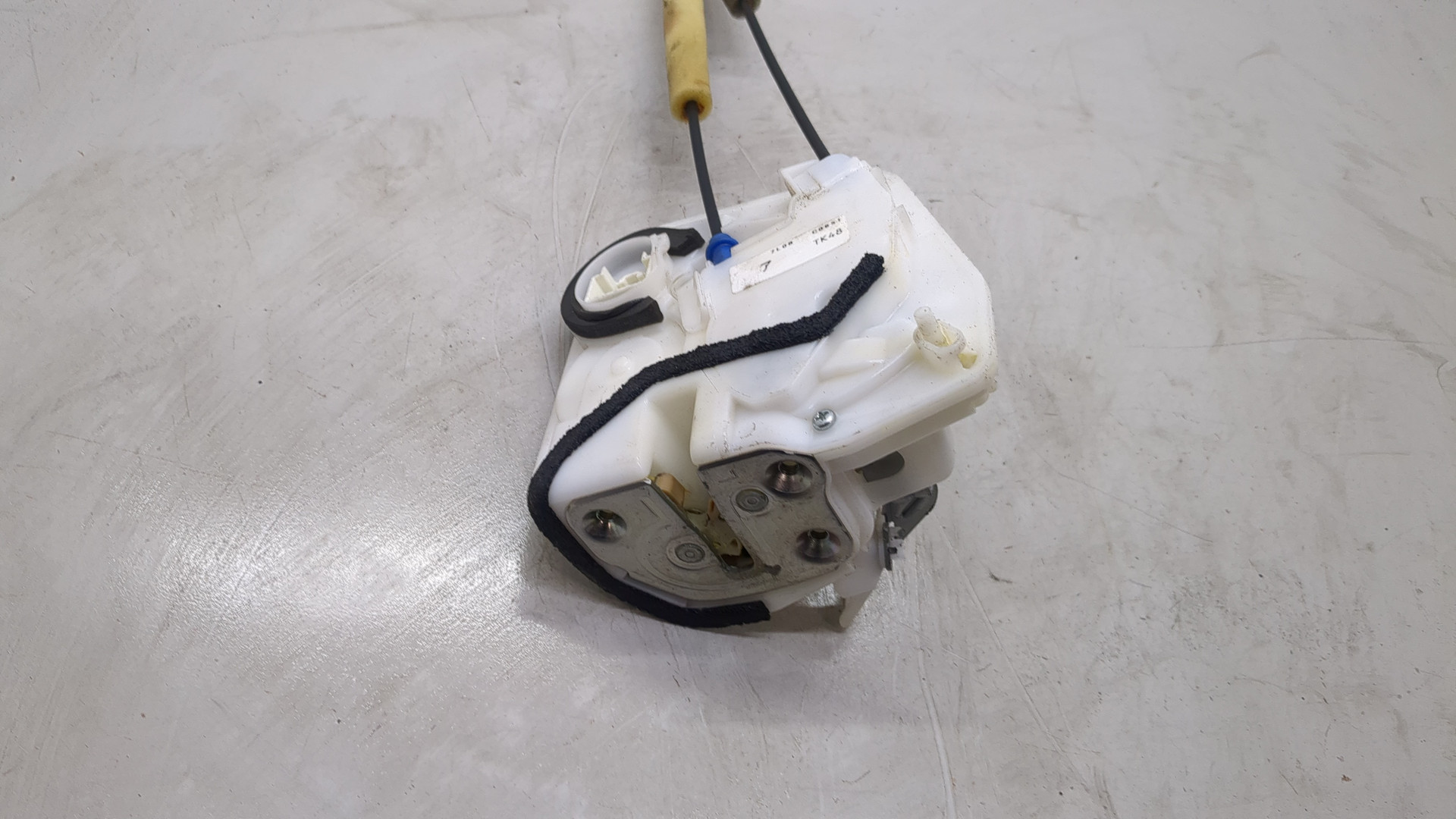 Замок двери задней левой