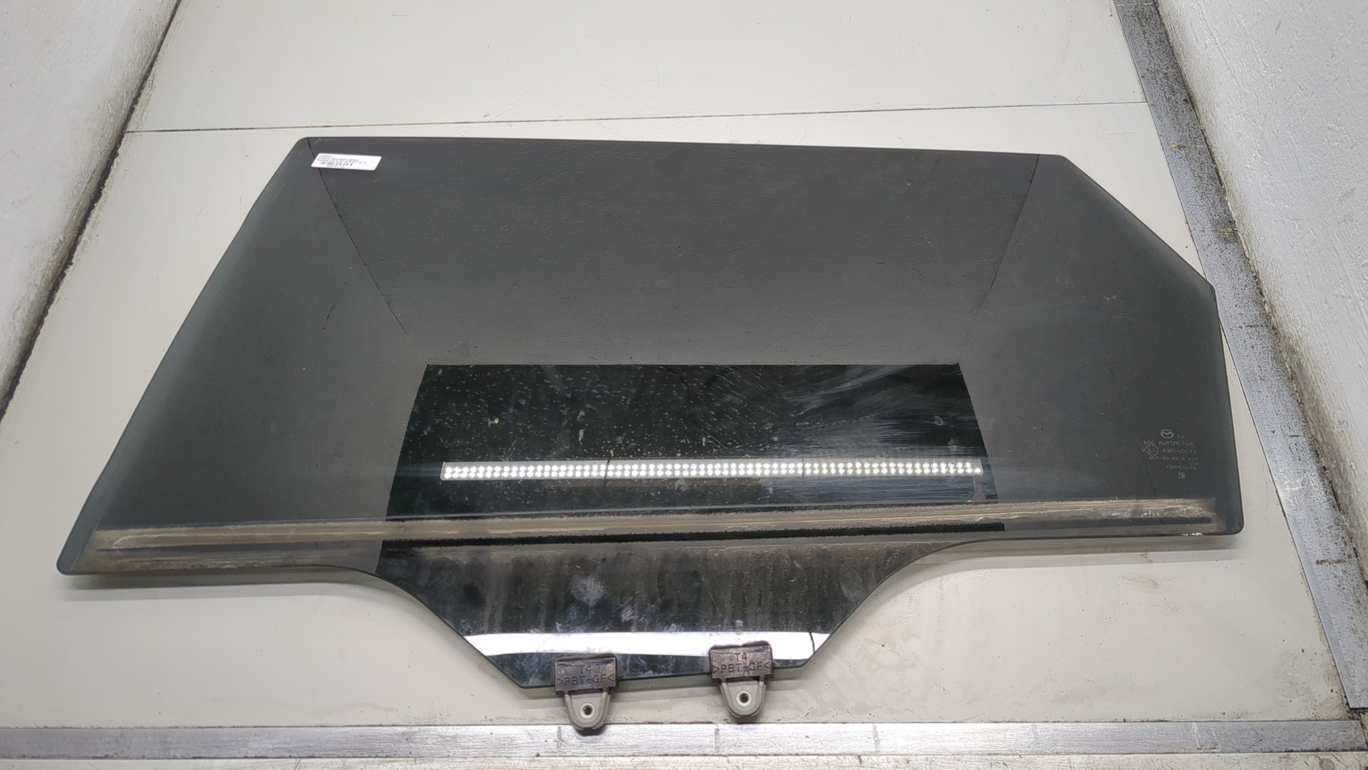 Стекло двери задней левой