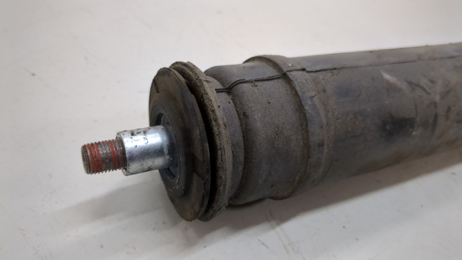 Амортизатор задний (стойка)