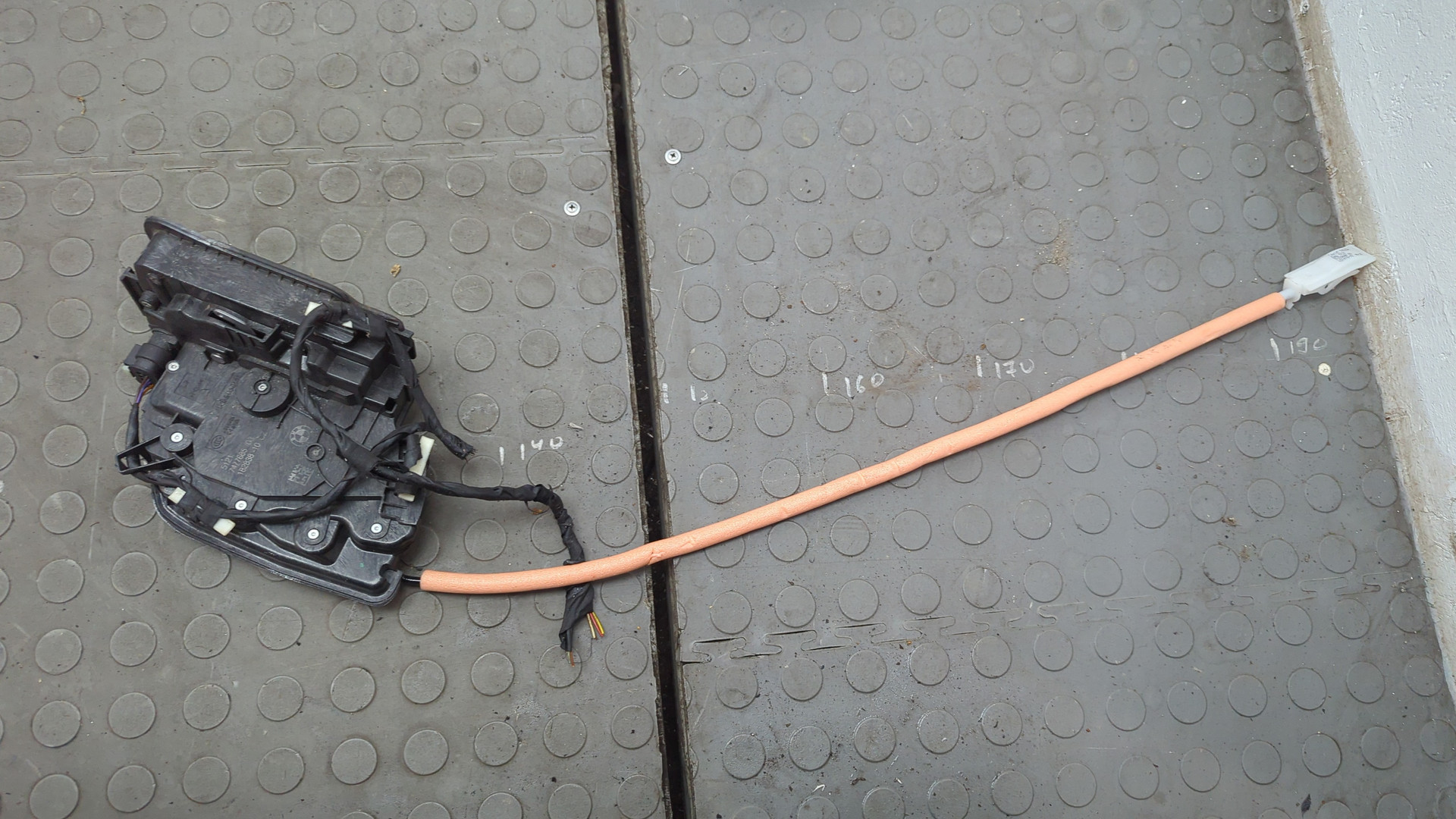 Замок двери передней левой