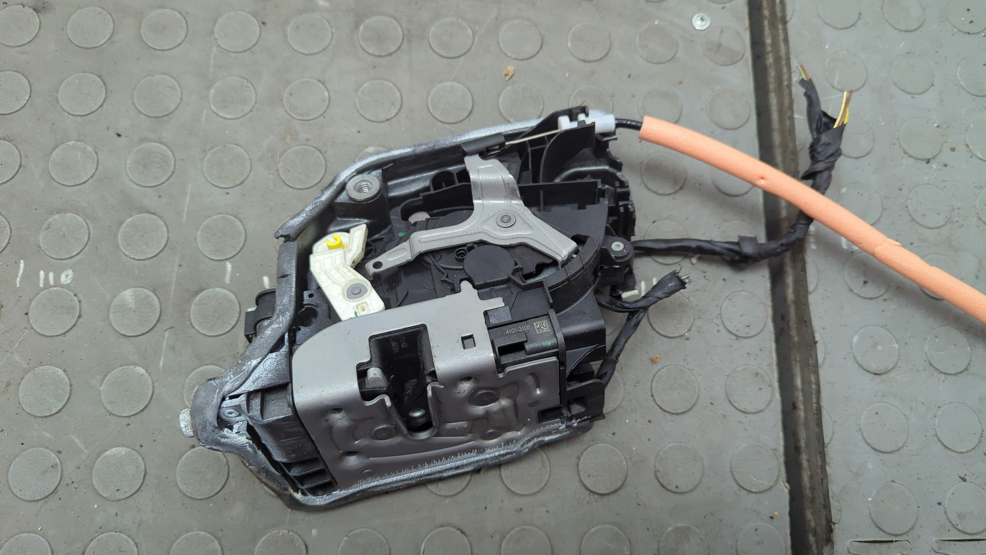 Замок двери передней левой