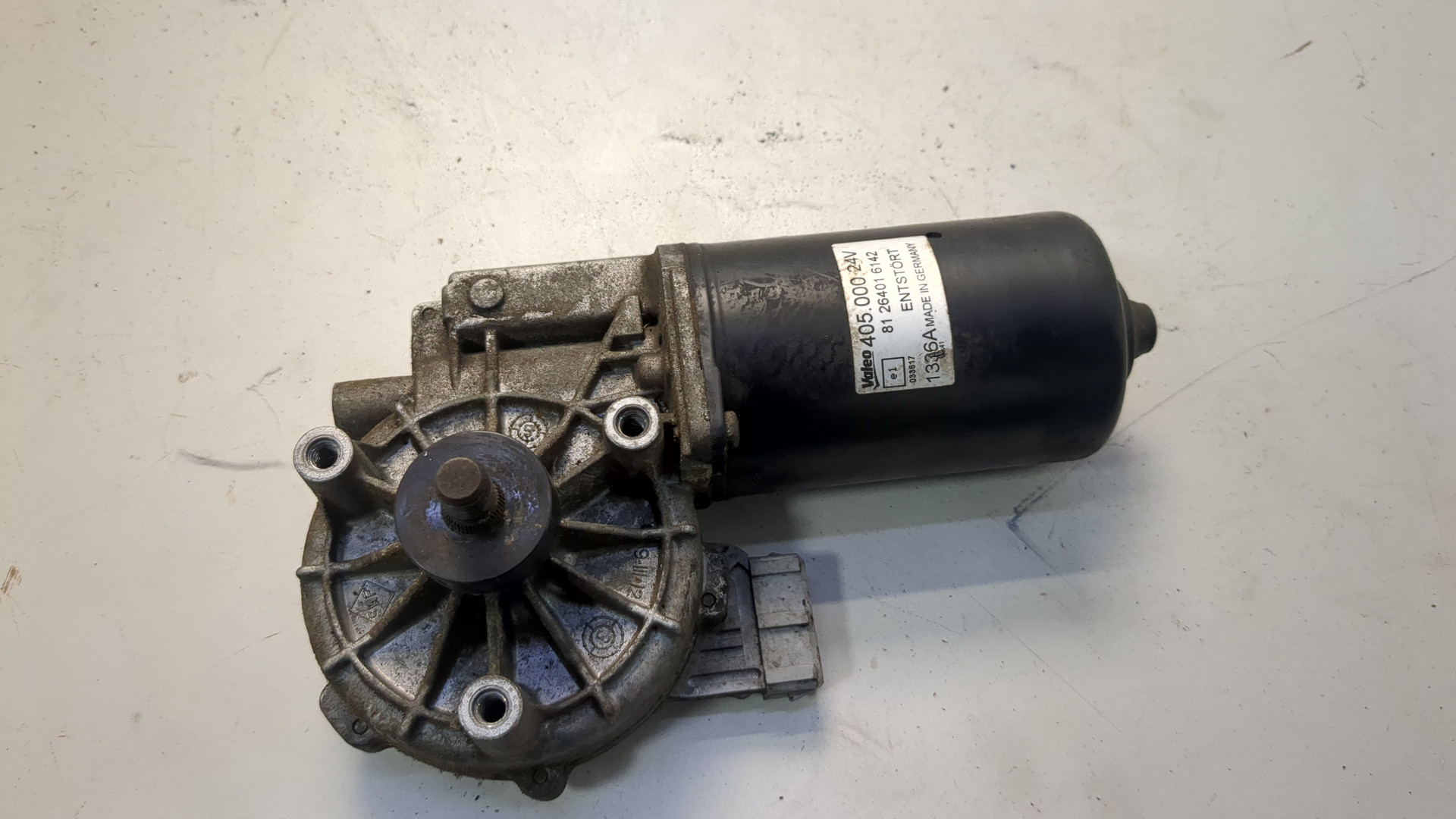 Моторчик стеклоочистителя передний