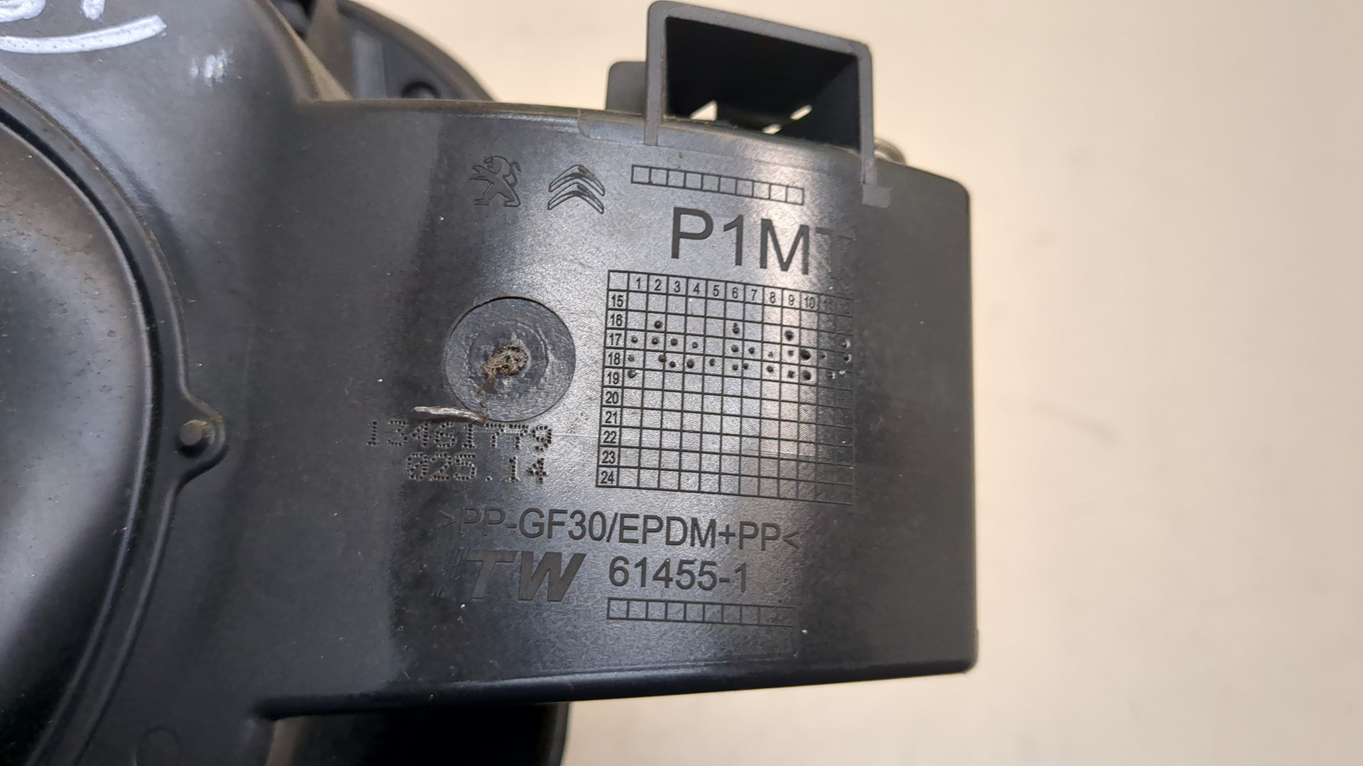 Лючок бензобака