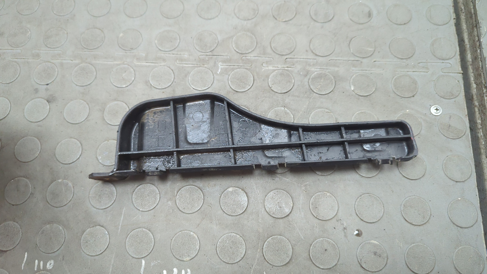 Кронштейн заднего бампера правый