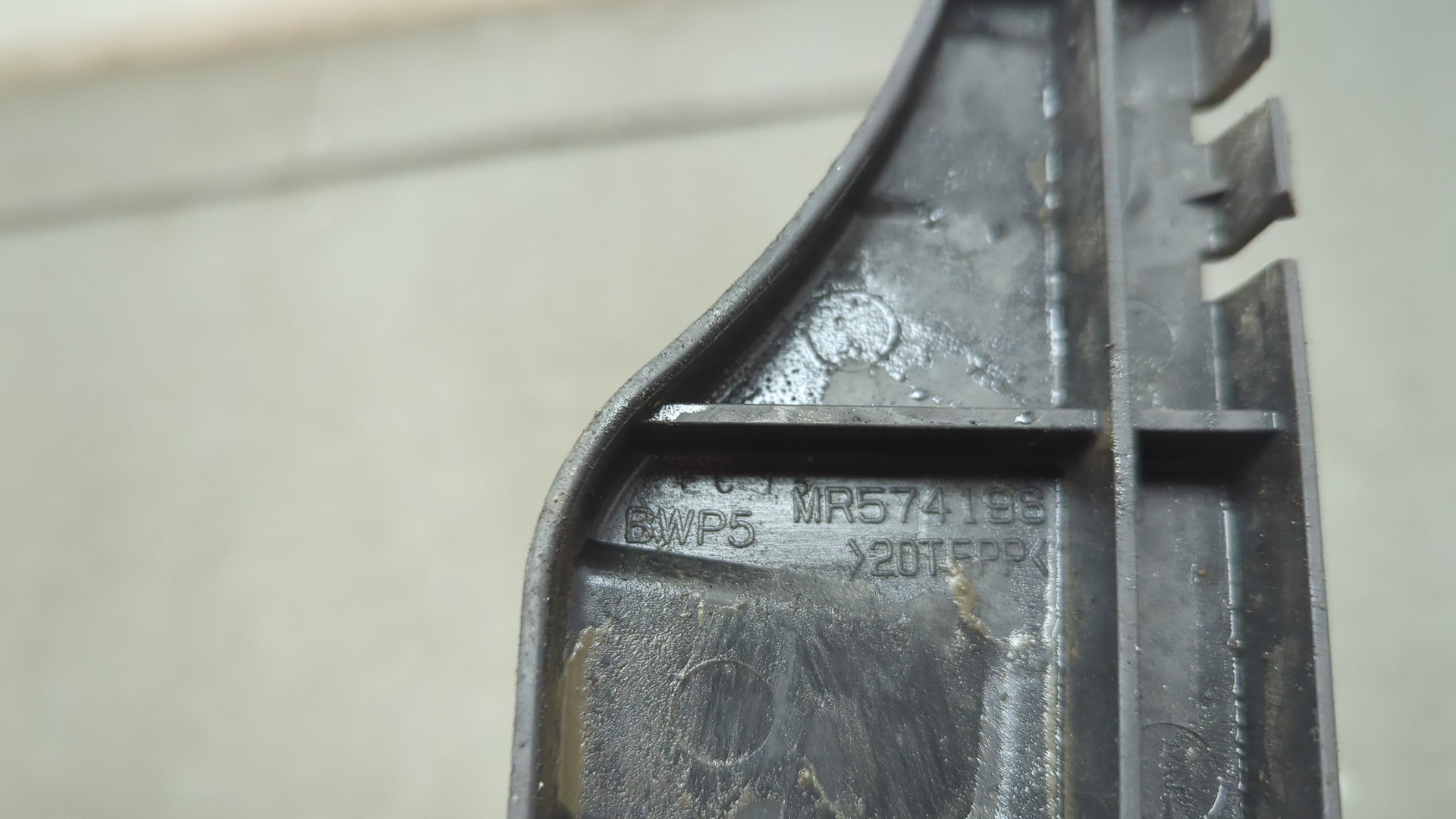 Кронштейн заднего бампера правый