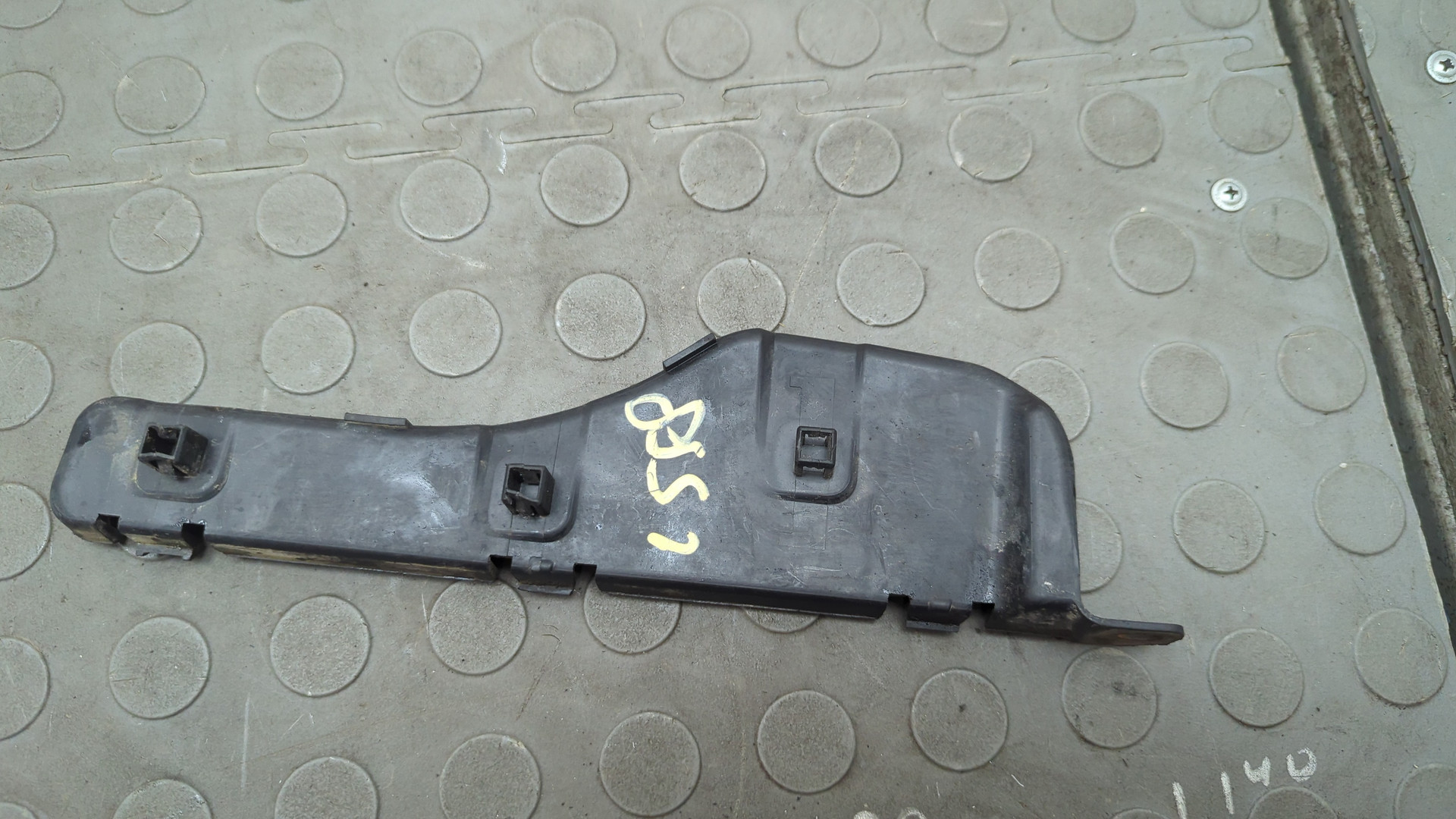 Кронштейн заднего бампера правый