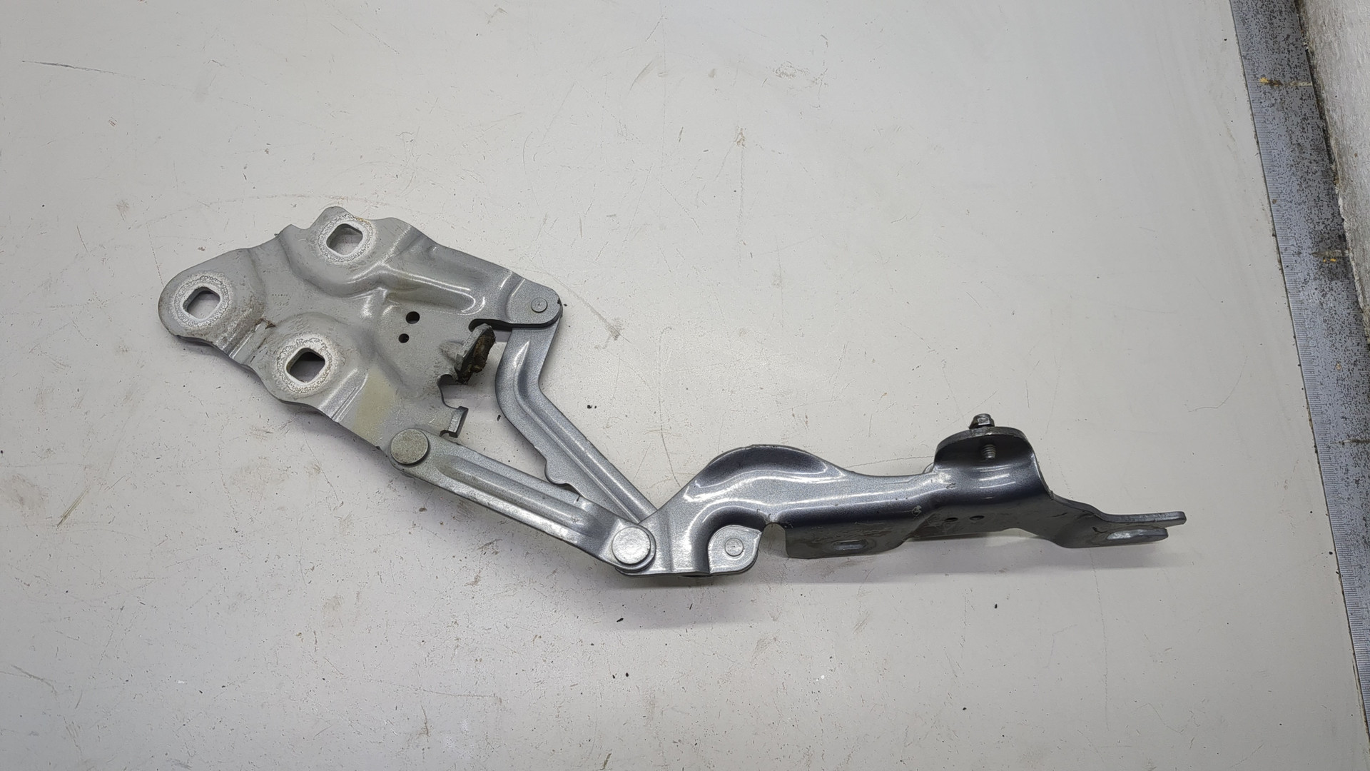 Петля капота левая