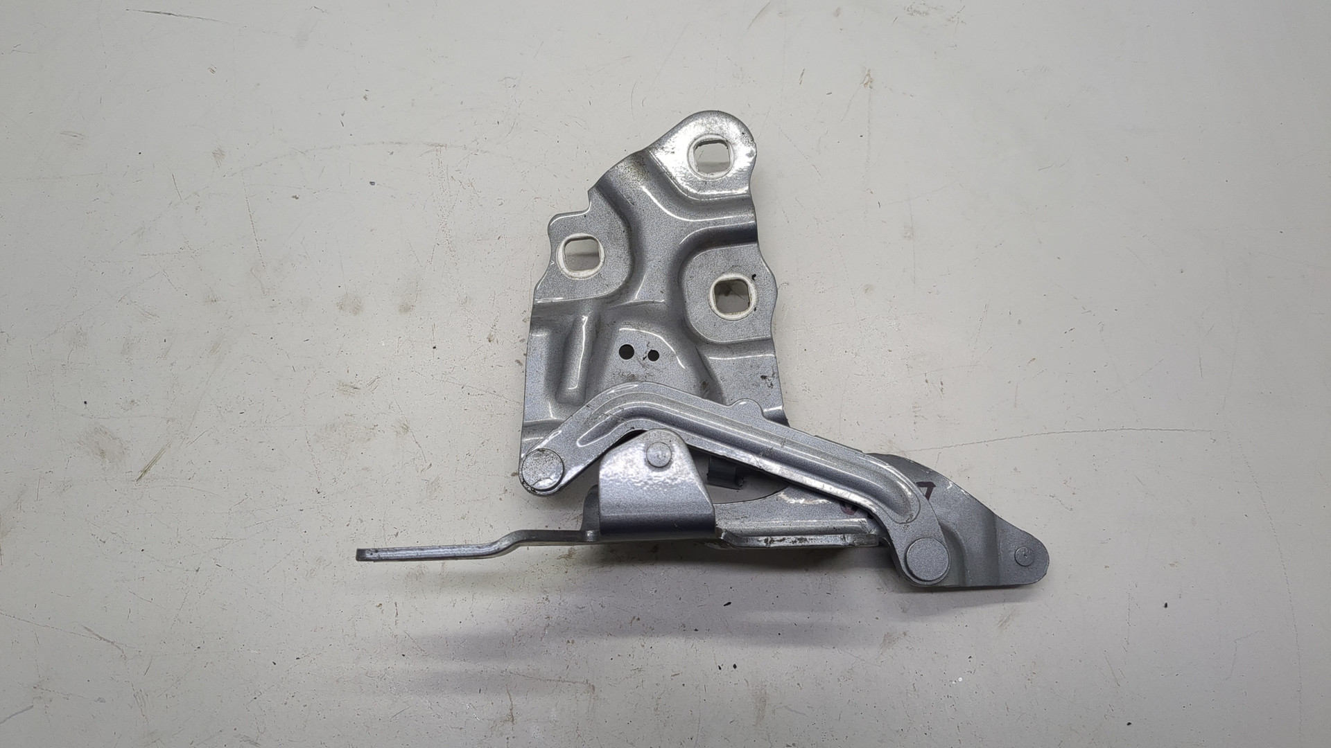 Петля капота левая