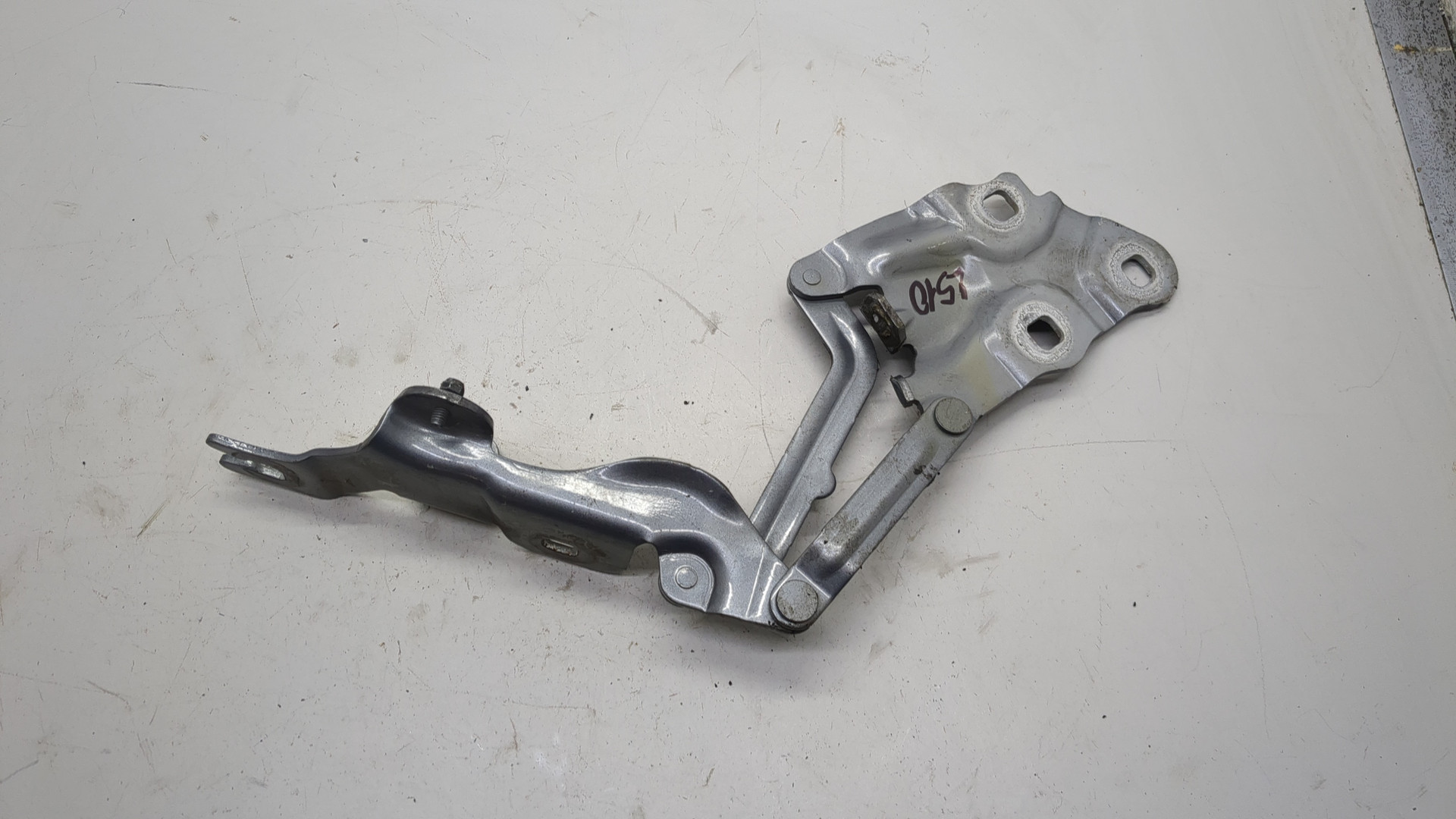 Петля капота правая