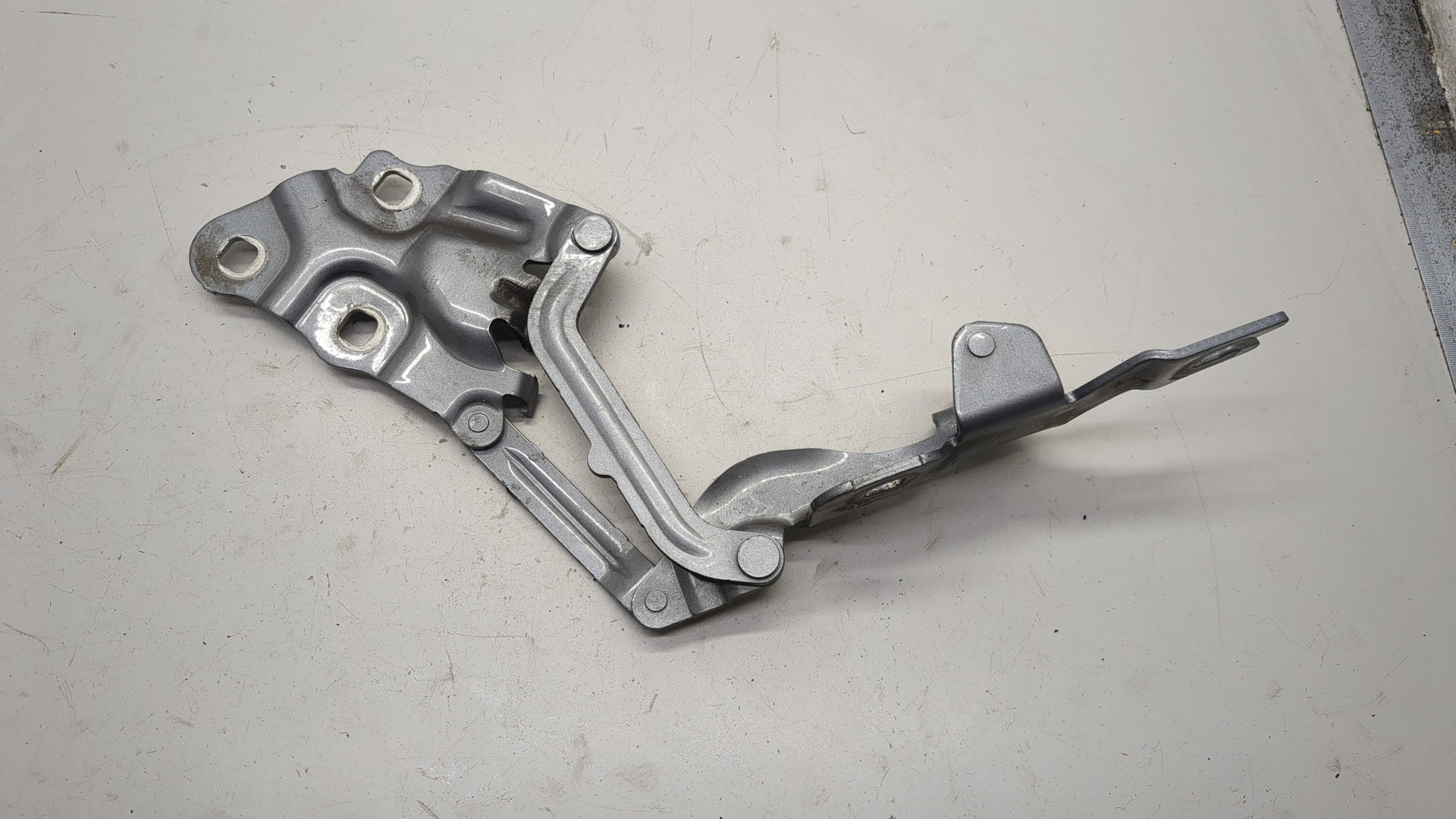 Петля капота правая