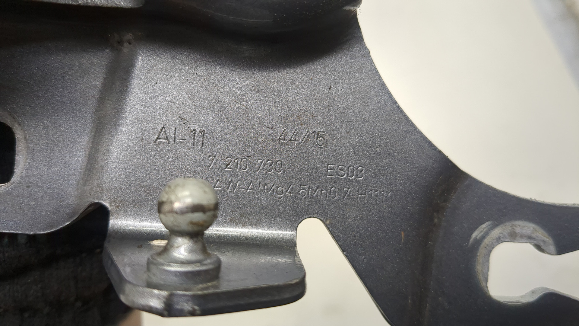 Петля капота правая