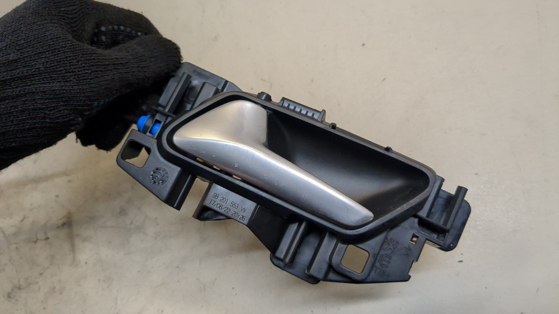 Замок двери передней левой