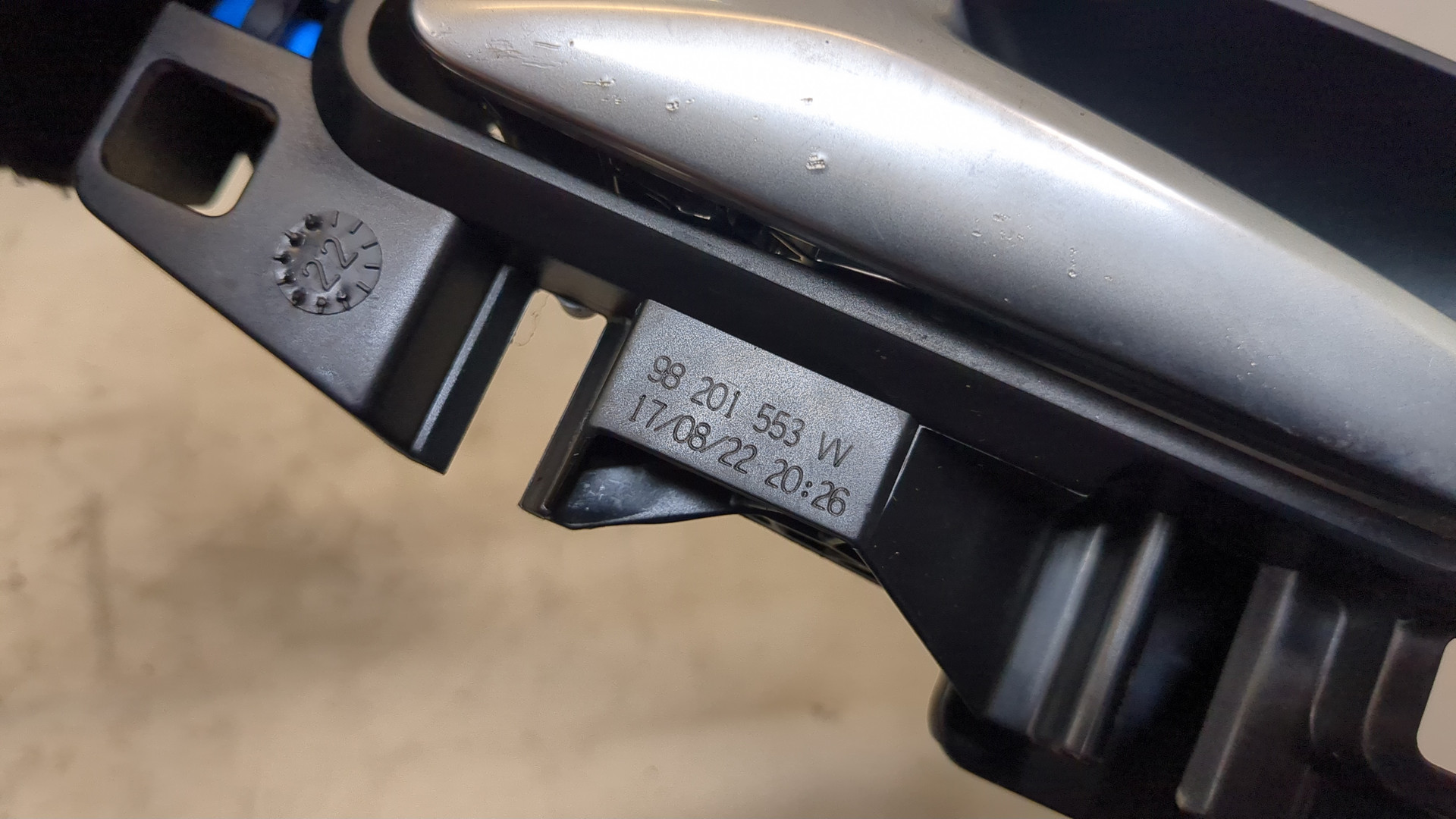 Замок двери передней левой