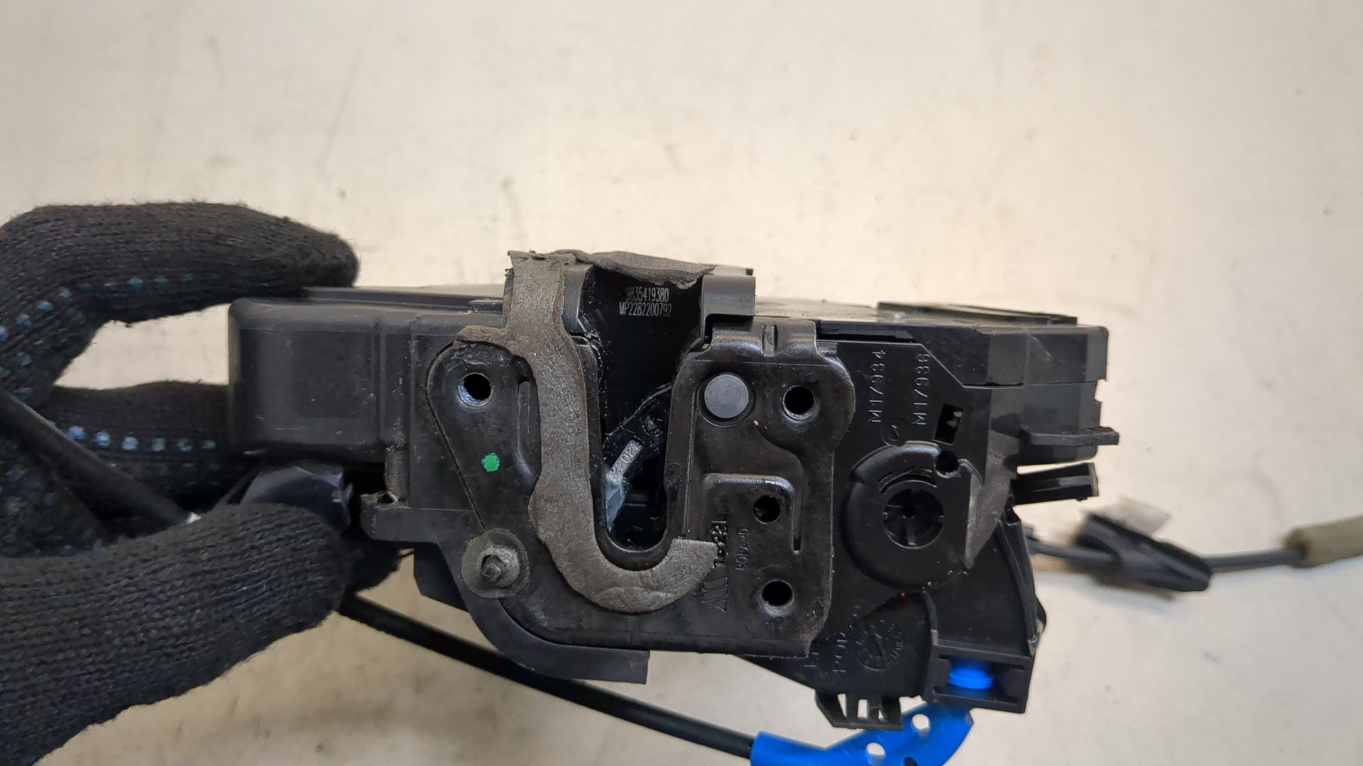 Замок двери передней левой