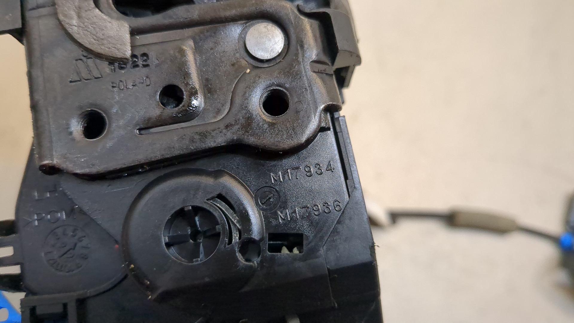 Замок двери передней левой