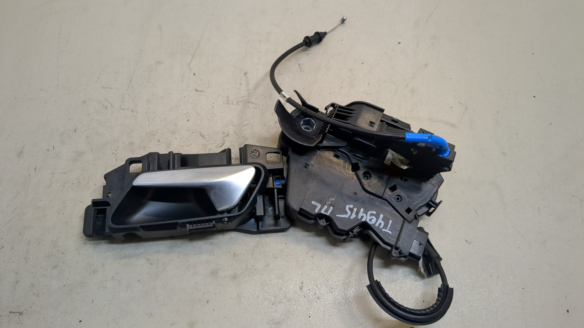 Замок двери передней левой