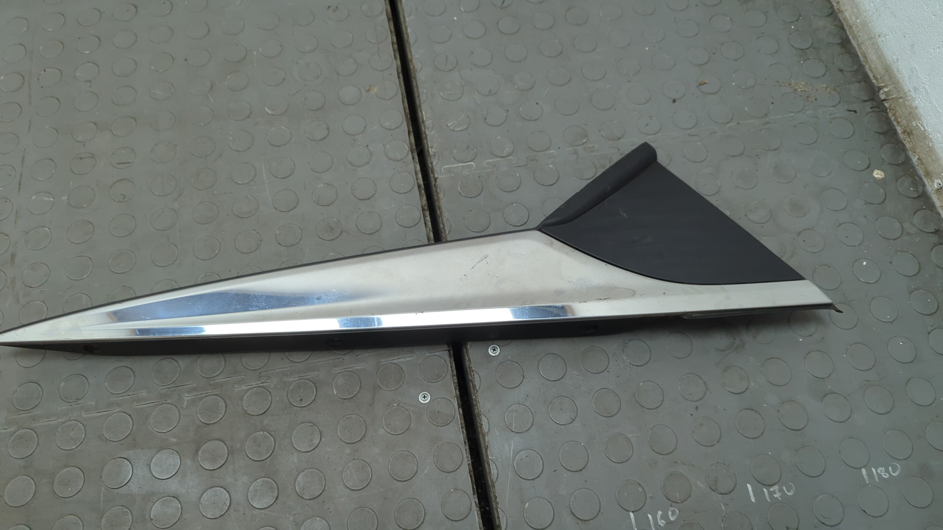 Накладка заднего крыла левого