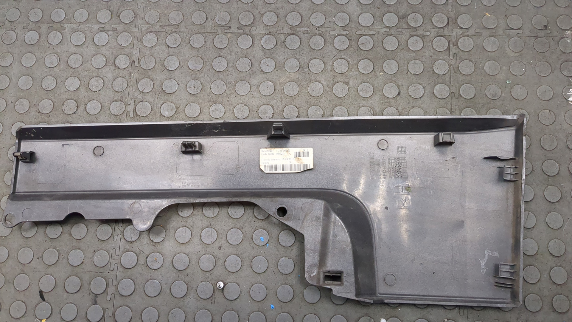 Молдинг переднего бампера правый