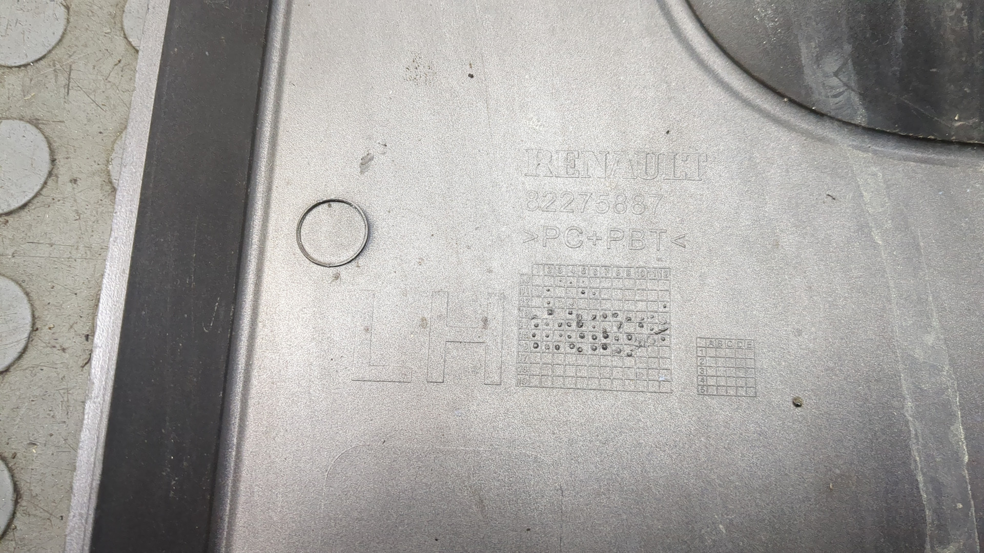 Молдинг переднего бампера правый