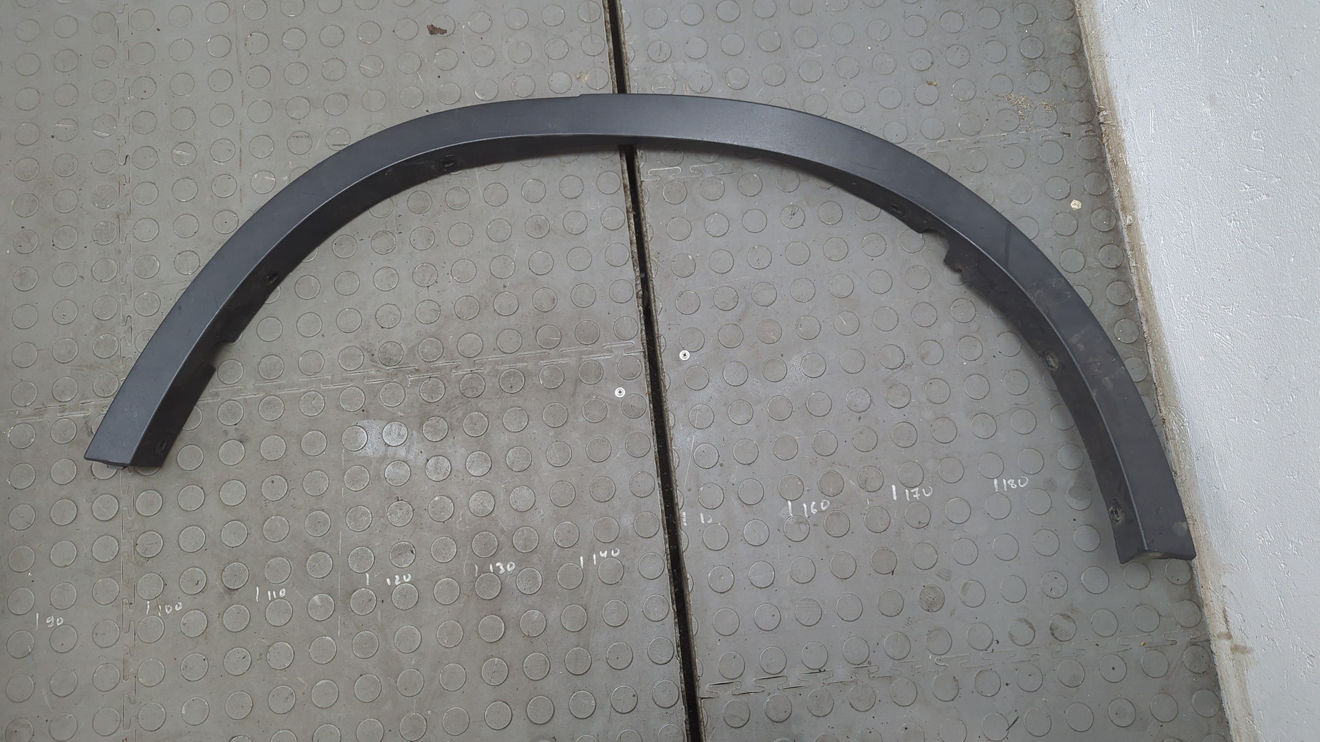 Накладка заднего крыла левого