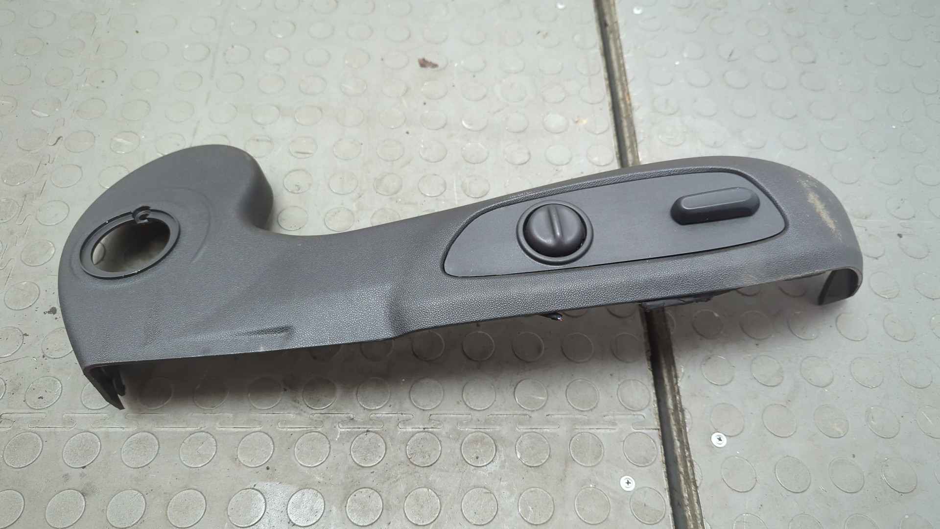 Кнопка регулировки сидения