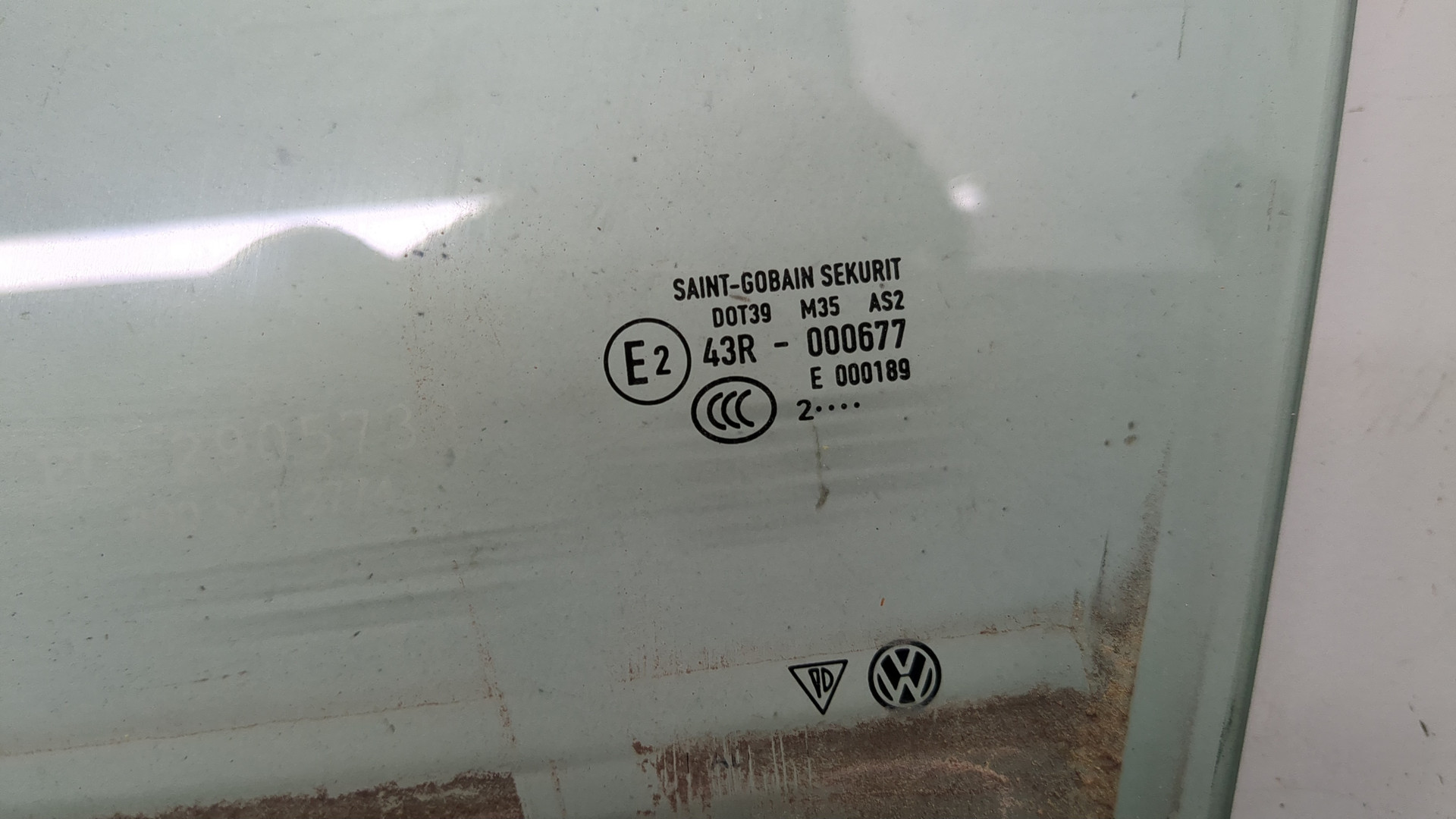 Стекло двери передней левой