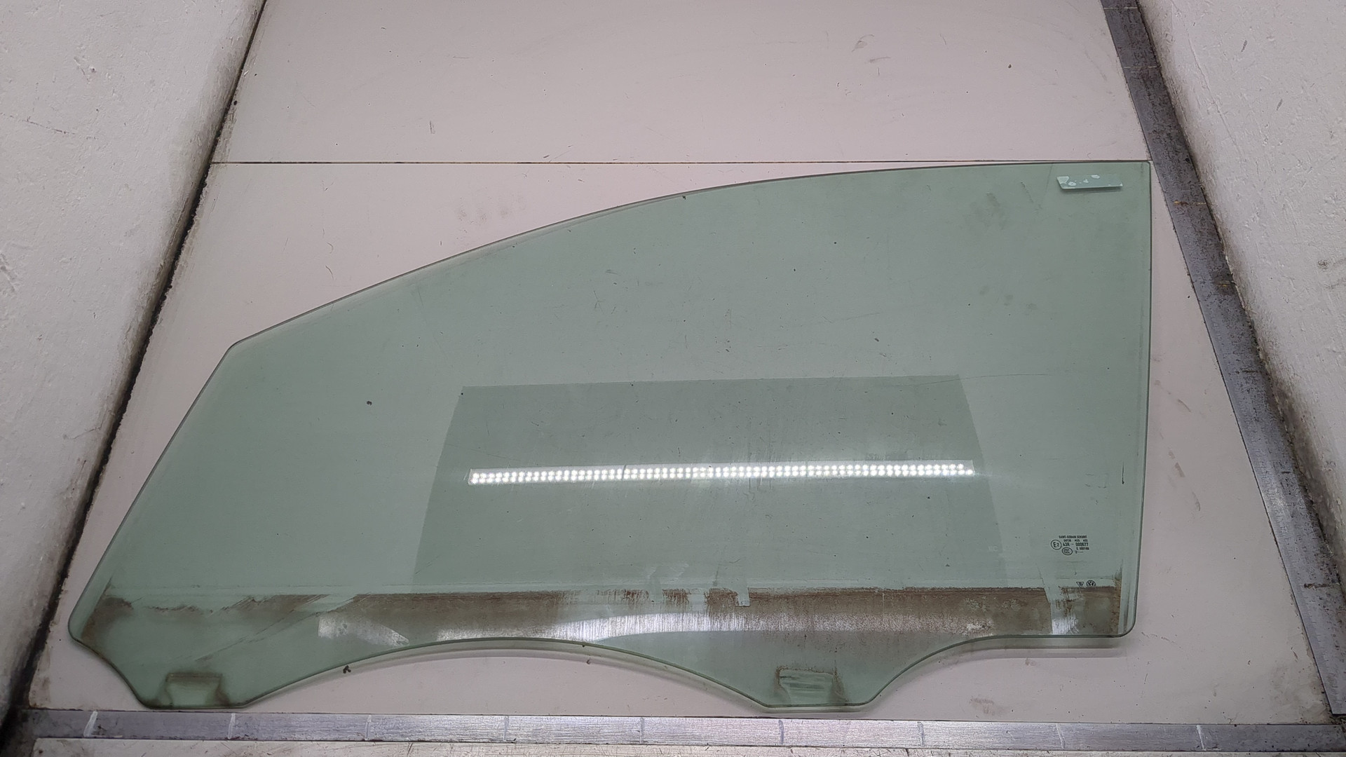 Стекло двери передней левой