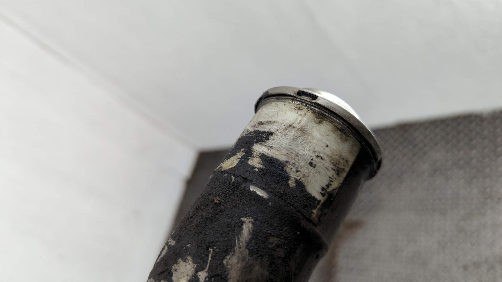 Горловина топливного бака