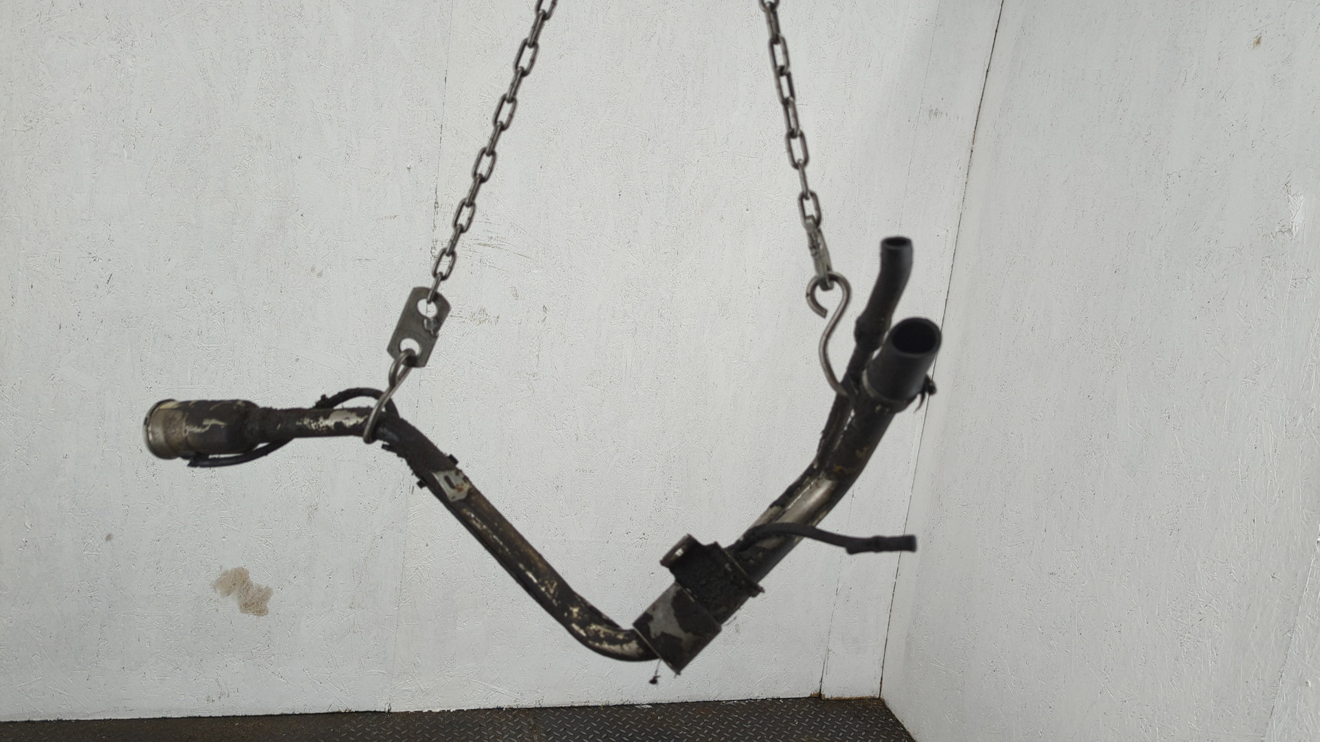 Горловина топливного бака