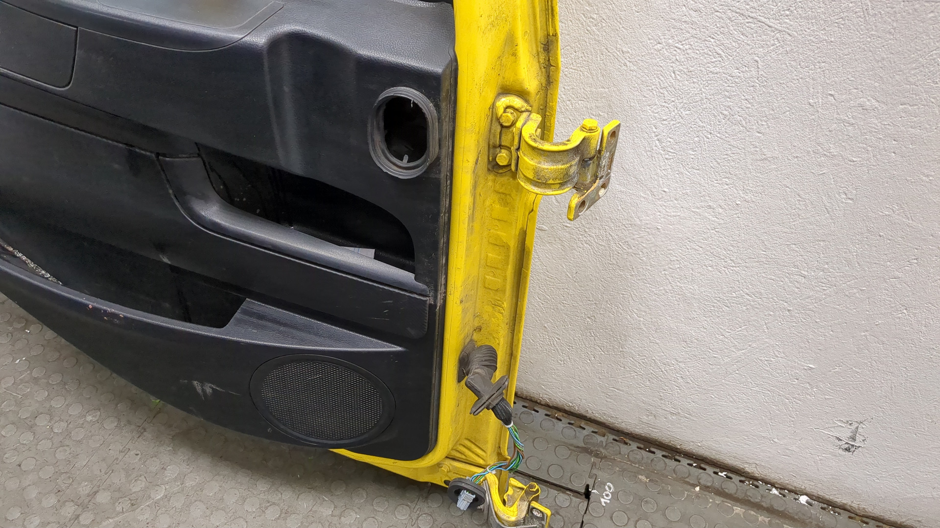 Дверь передняя левая