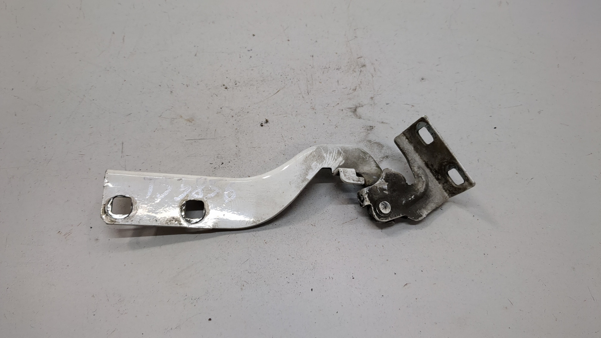 Петля капота правая