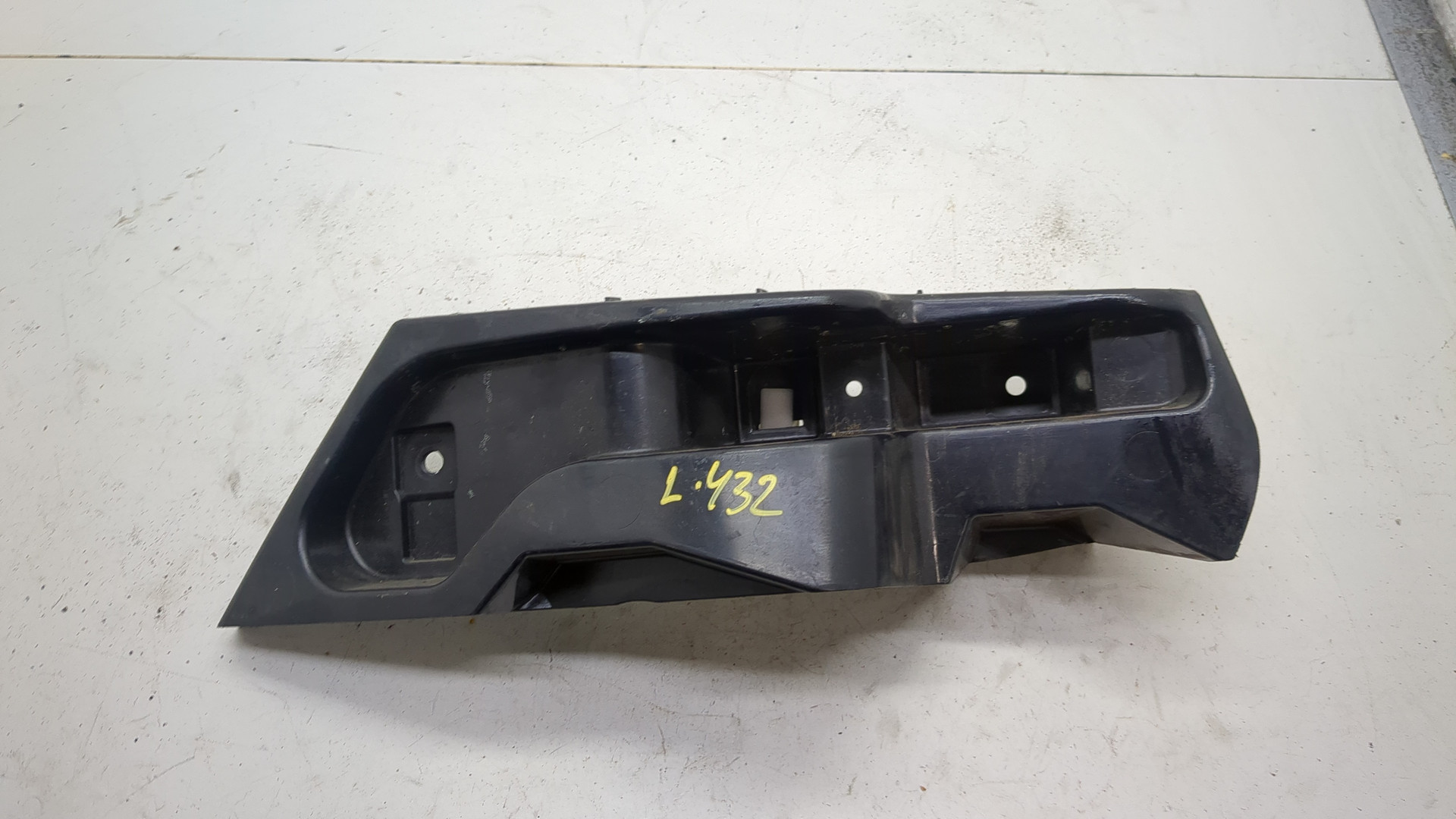 Кронштейн заднего бампера левый