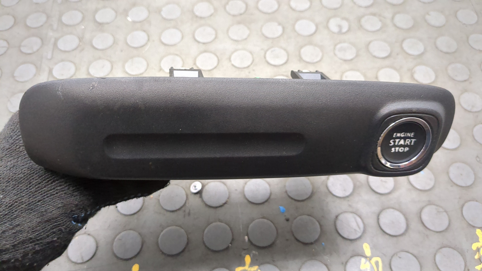 Кнопка запуска двигателя