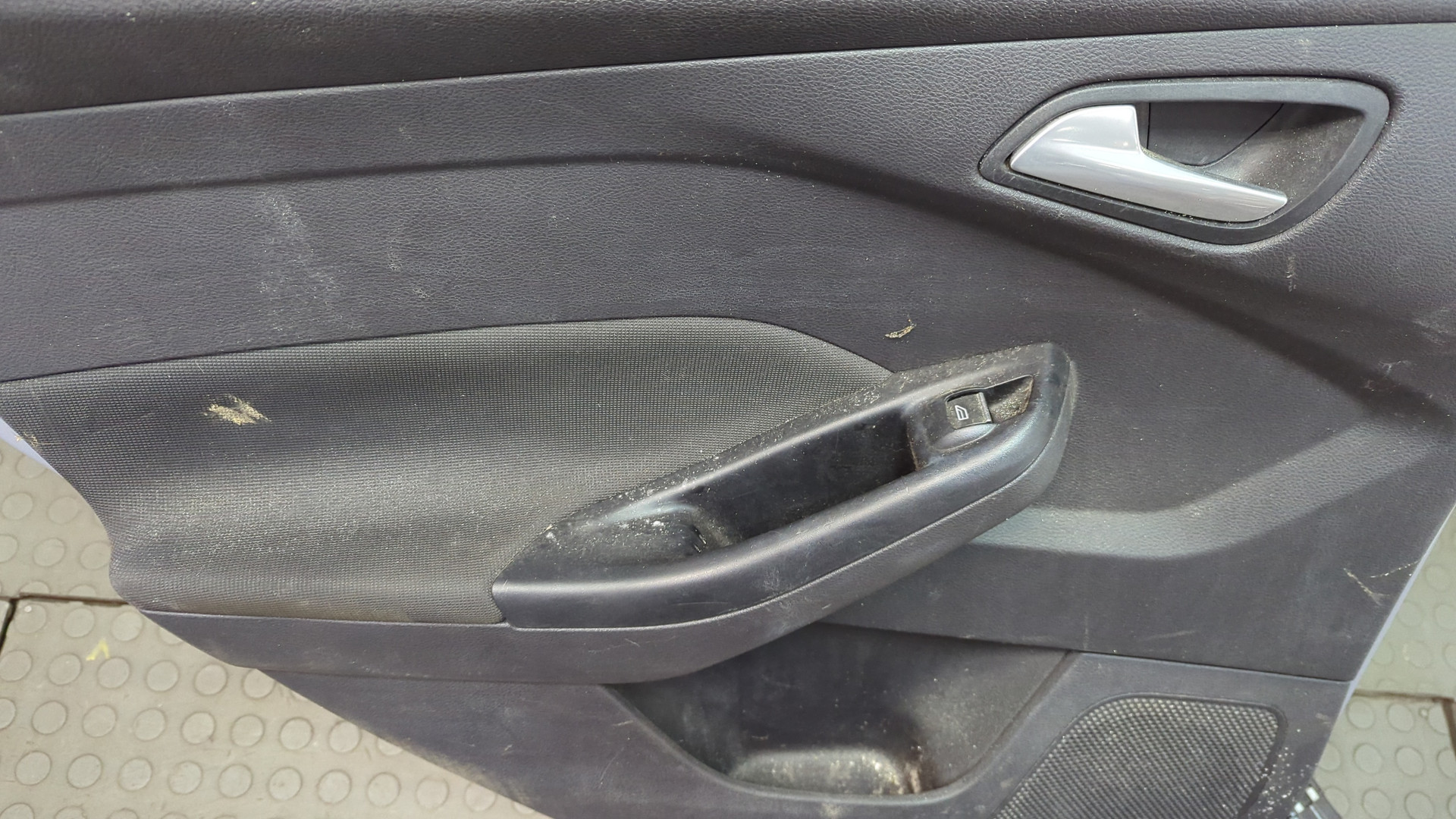 Дверь задняя левая