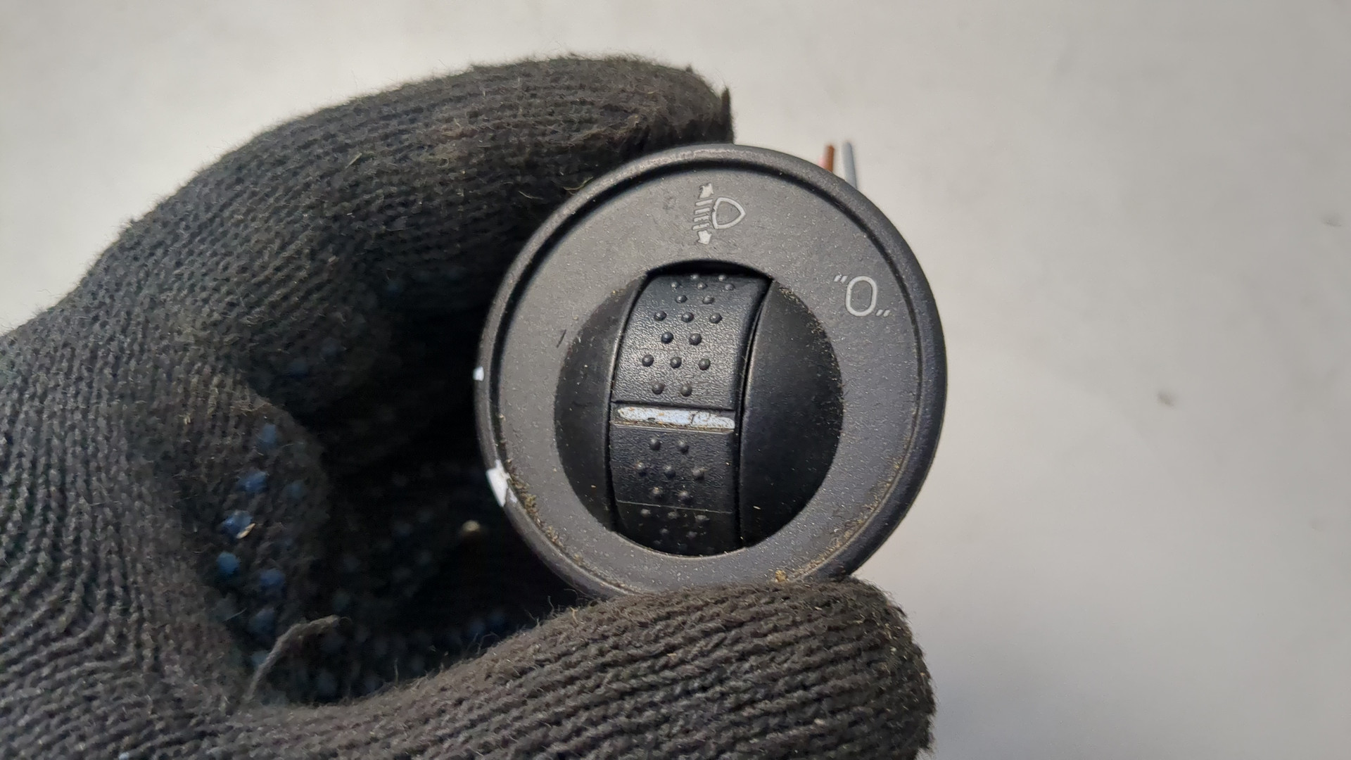 Кнопка корректора фар