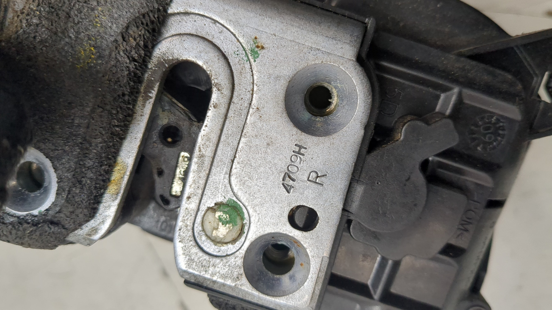 Замок двери передней правой