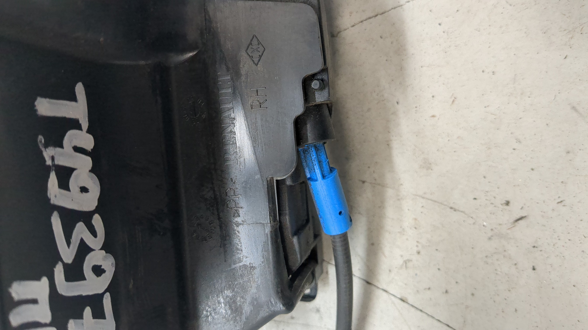 Замок двери передней правой