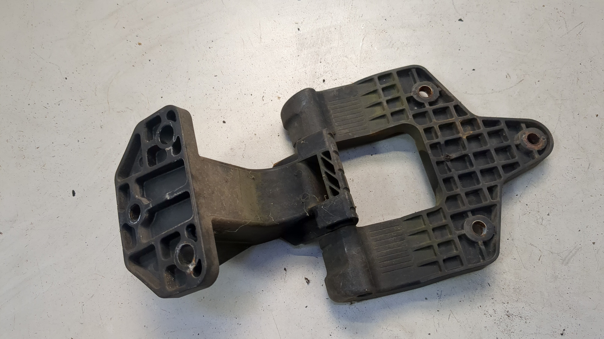 Петля капота