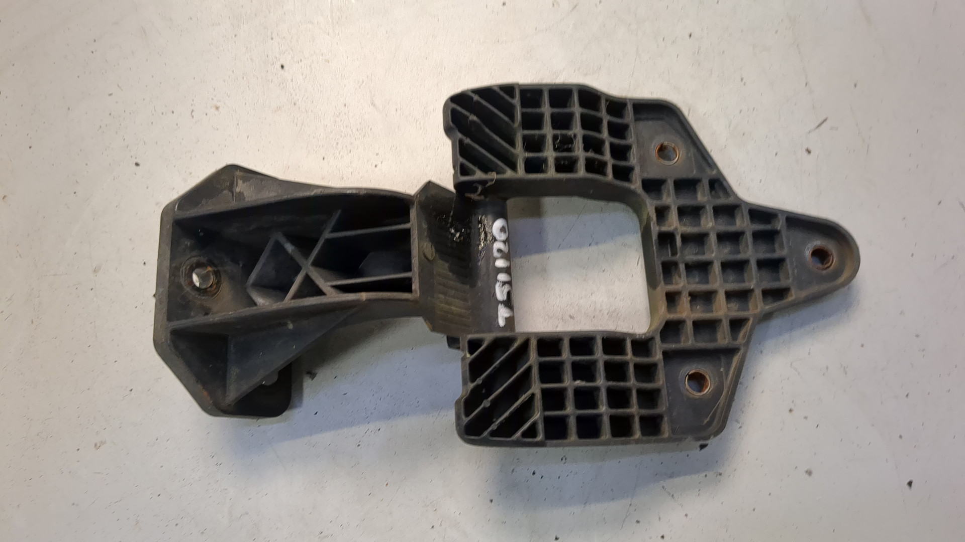 Петля капота