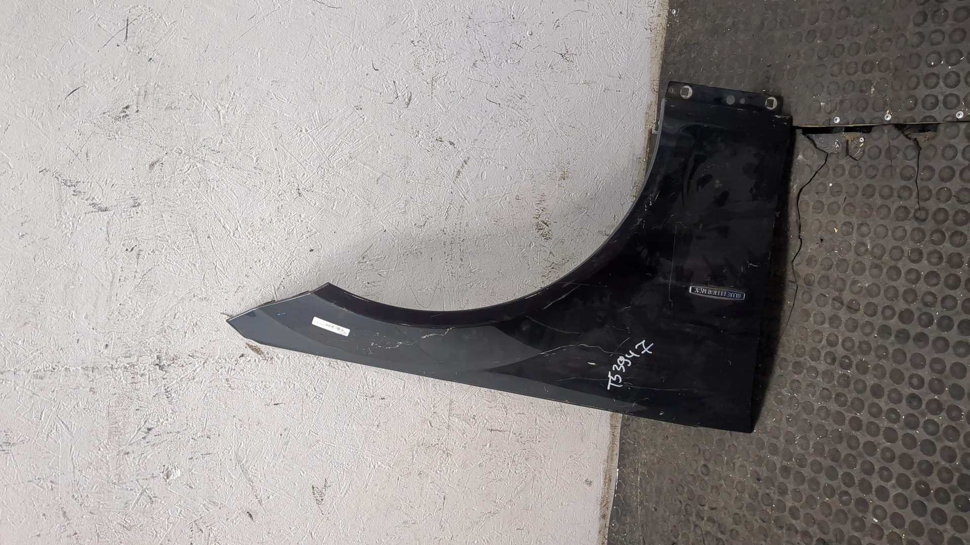 Крыло переднее правое