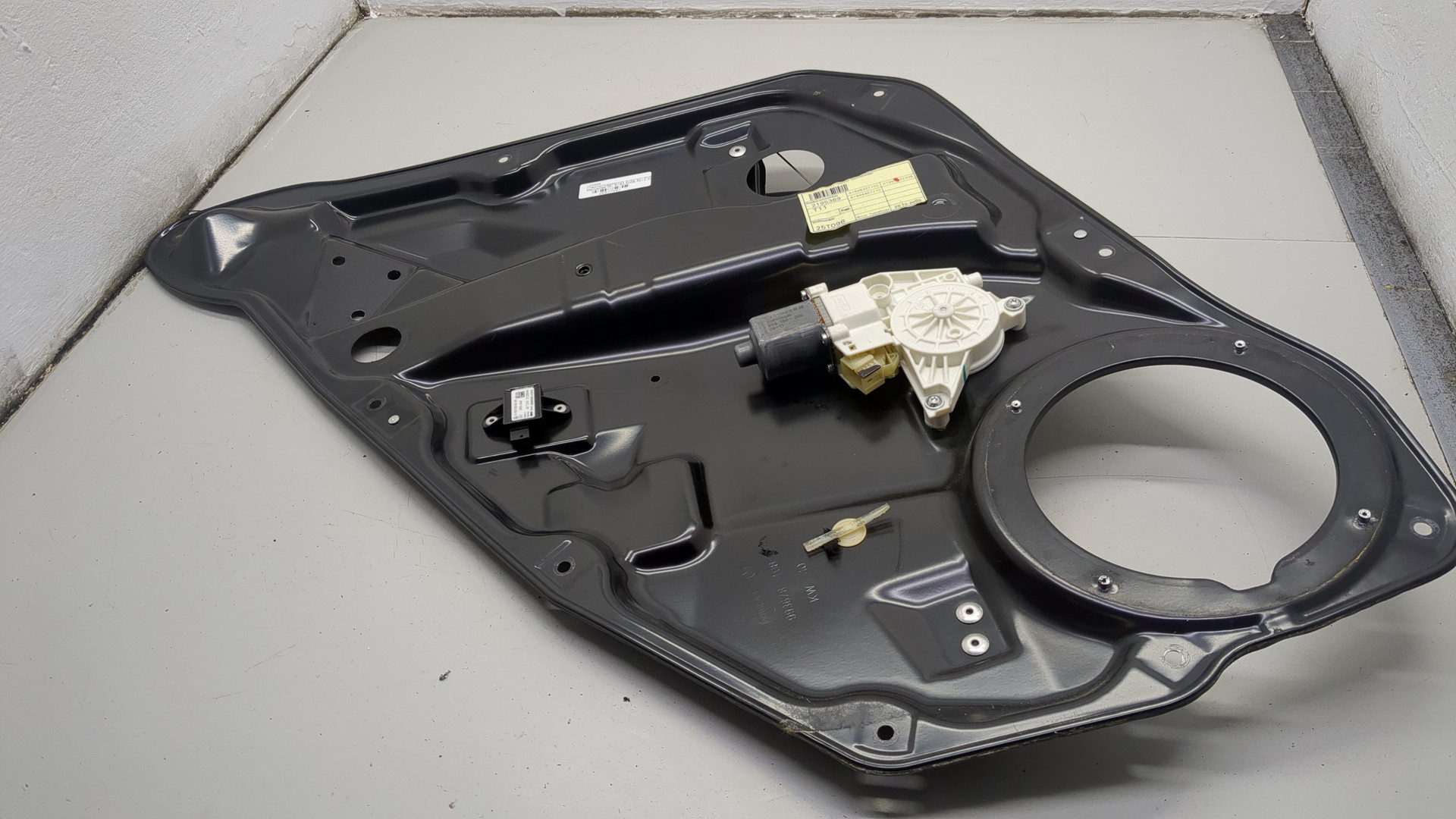 Стеклоподъемник электр. задний левый