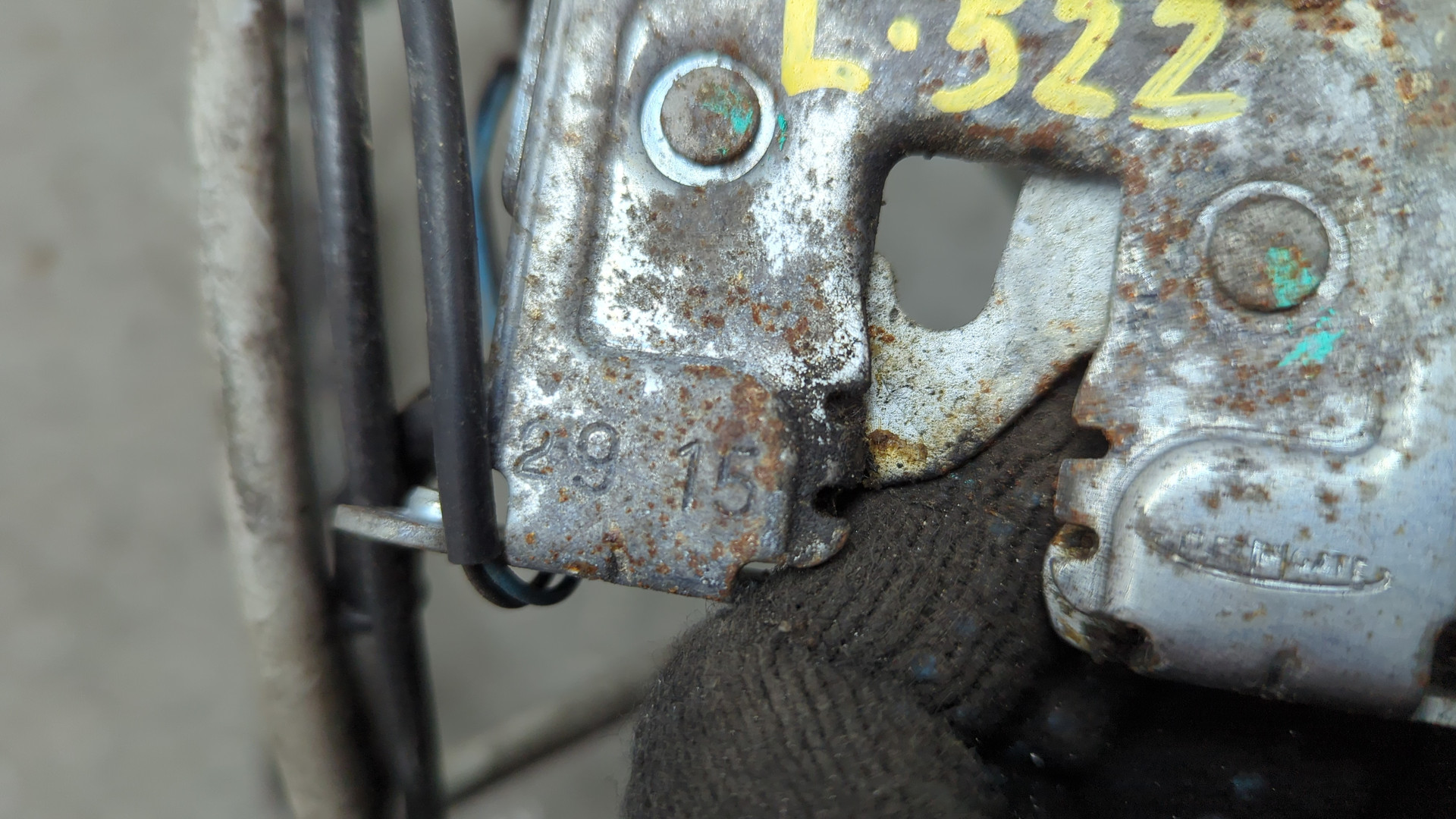 Замок капота