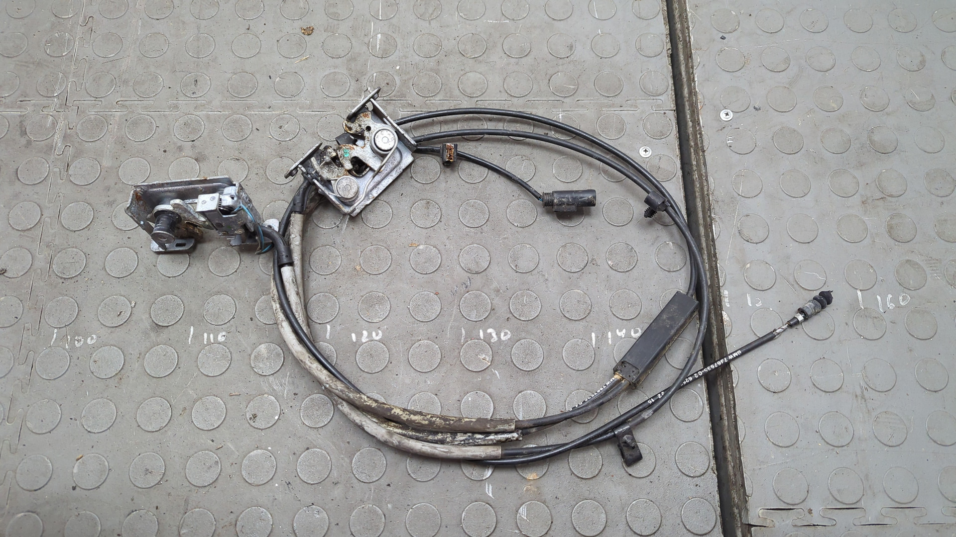 Замок капота