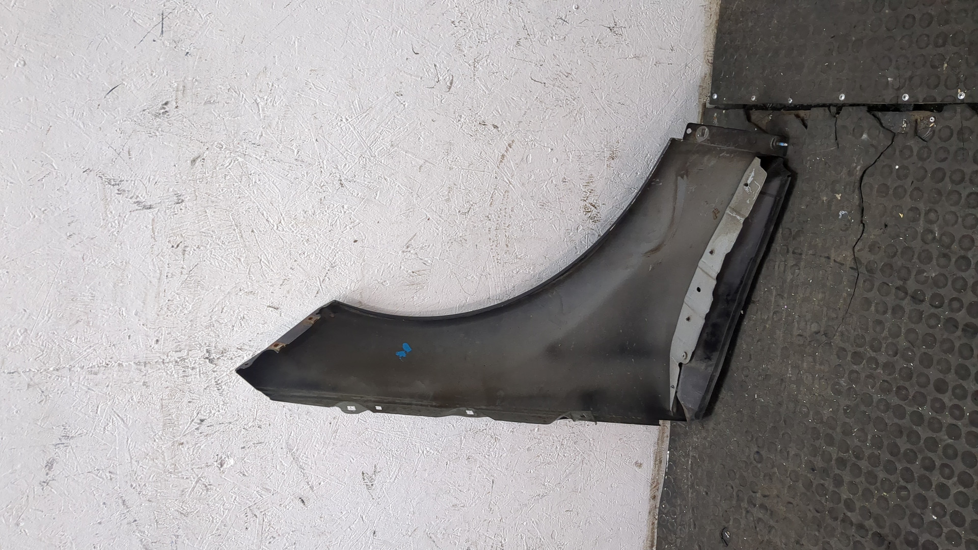 Крыло переднее левое