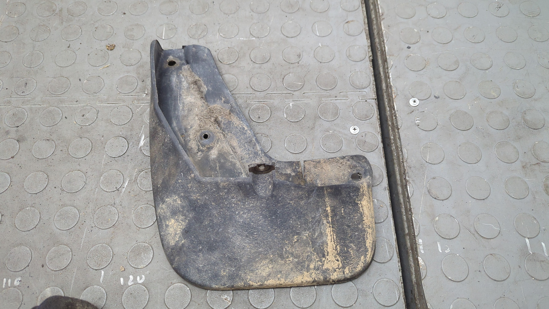 Брызговик передний левый