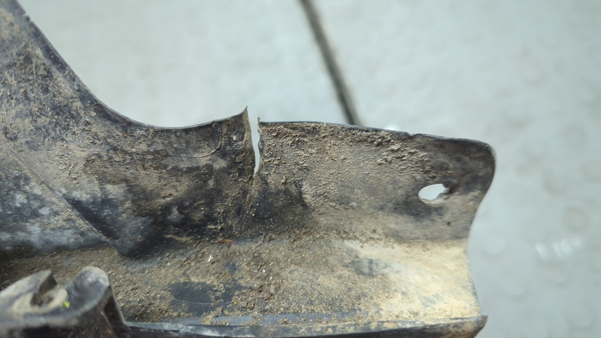 Брызговик передний левый