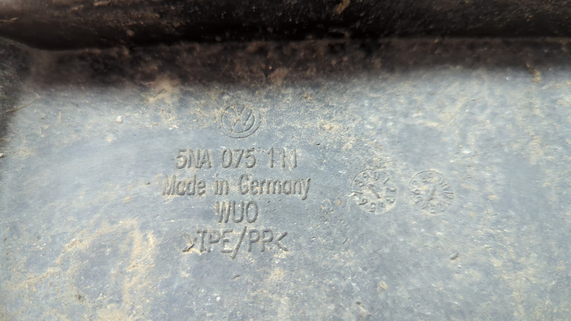 Брызговик передний левый