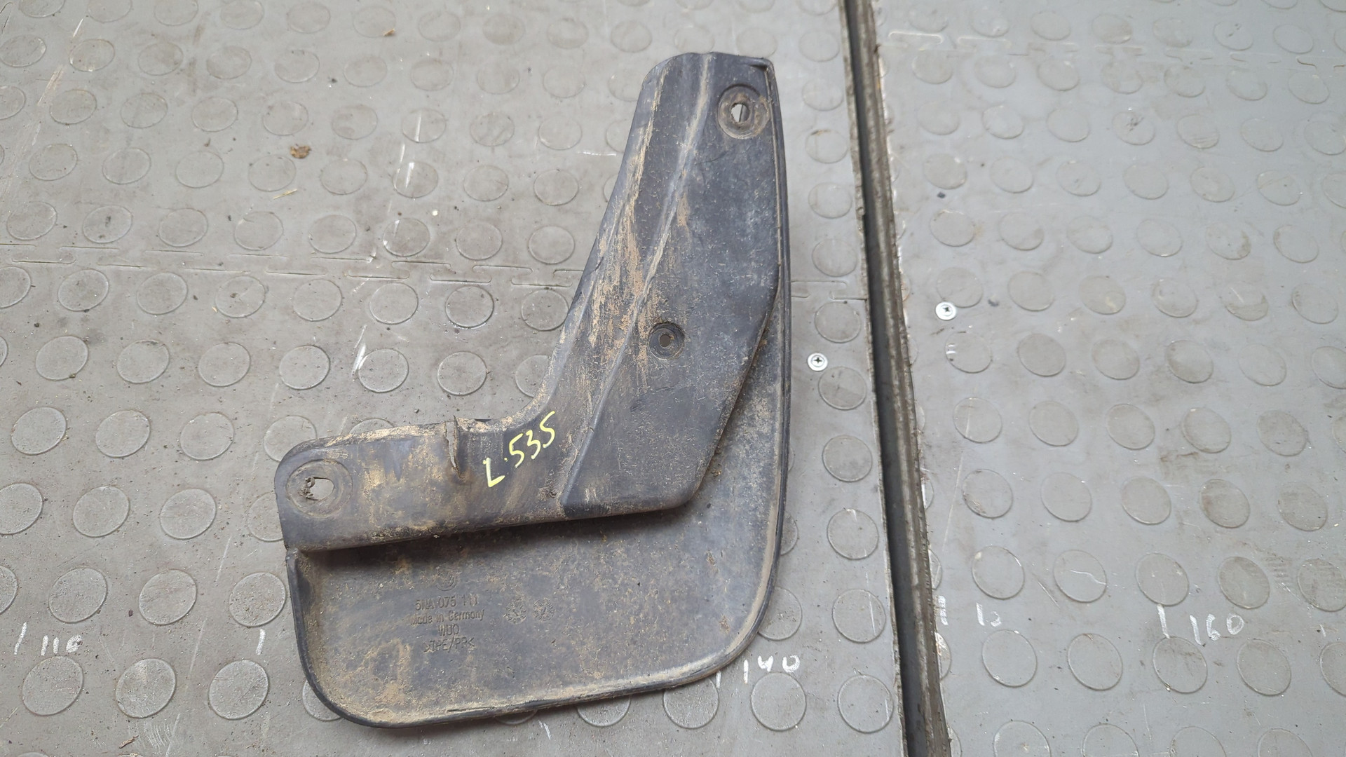 Брызговик передний левый