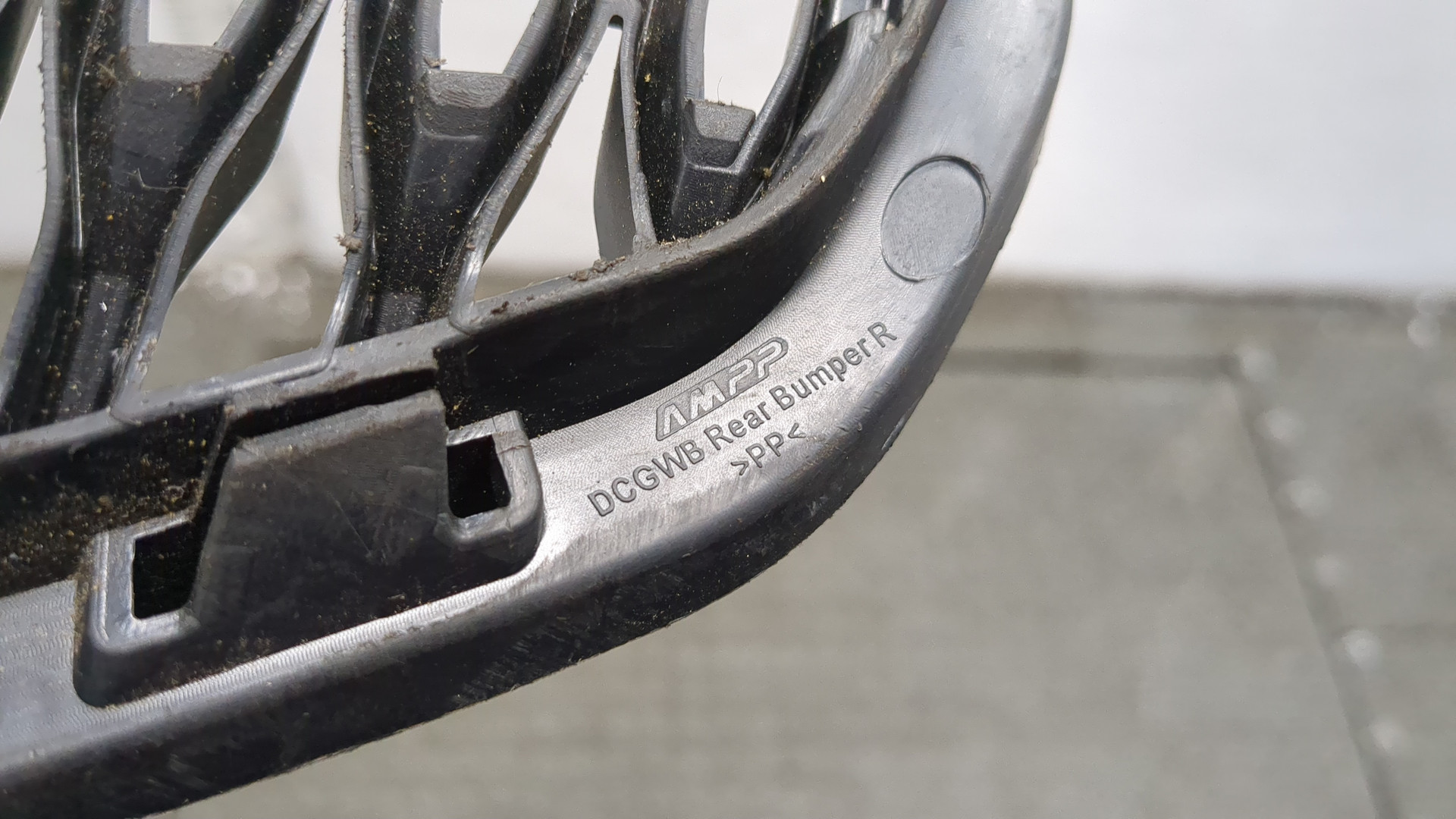 Заглушка бампера правая