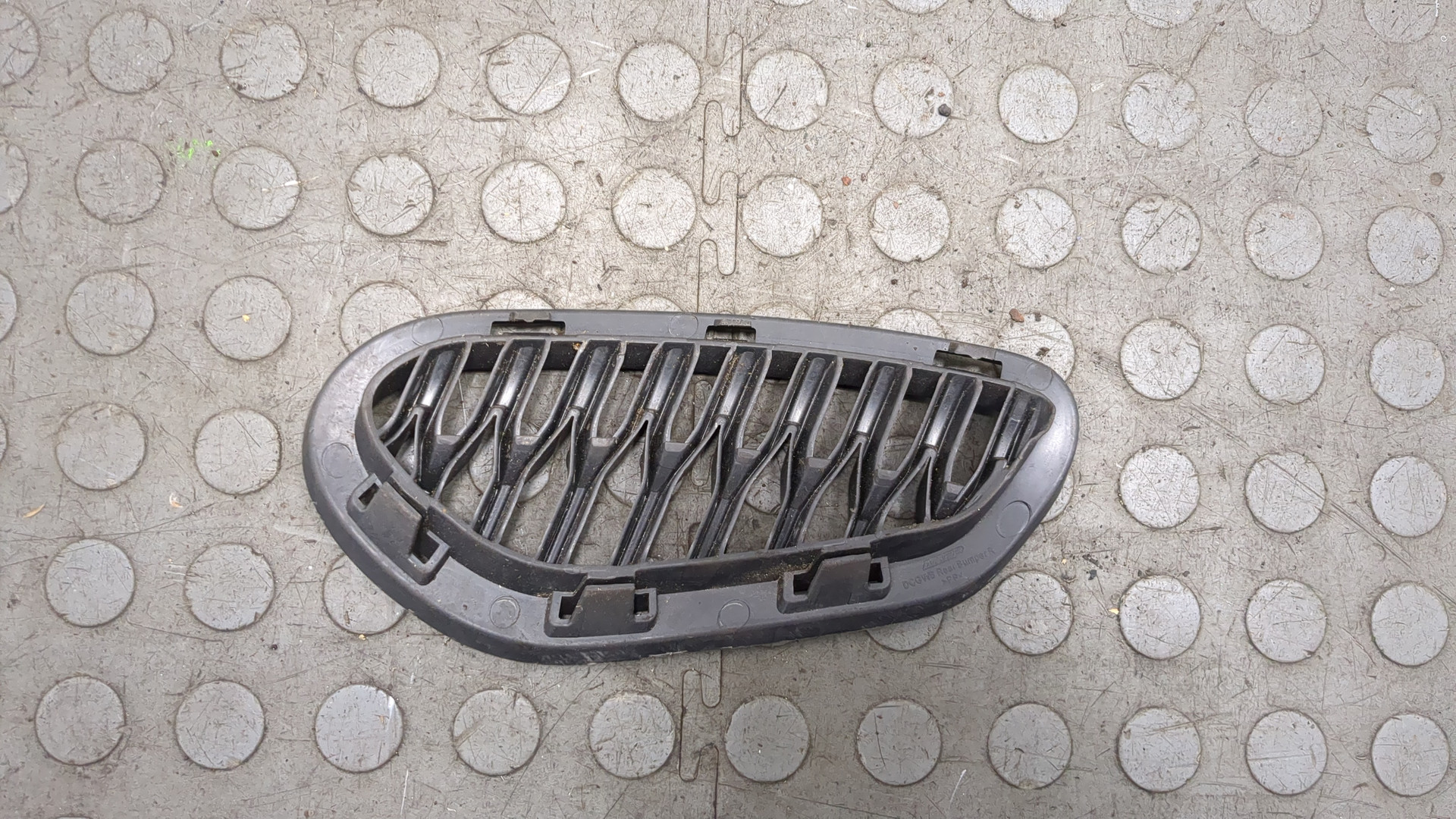 Заглушка бампера правая